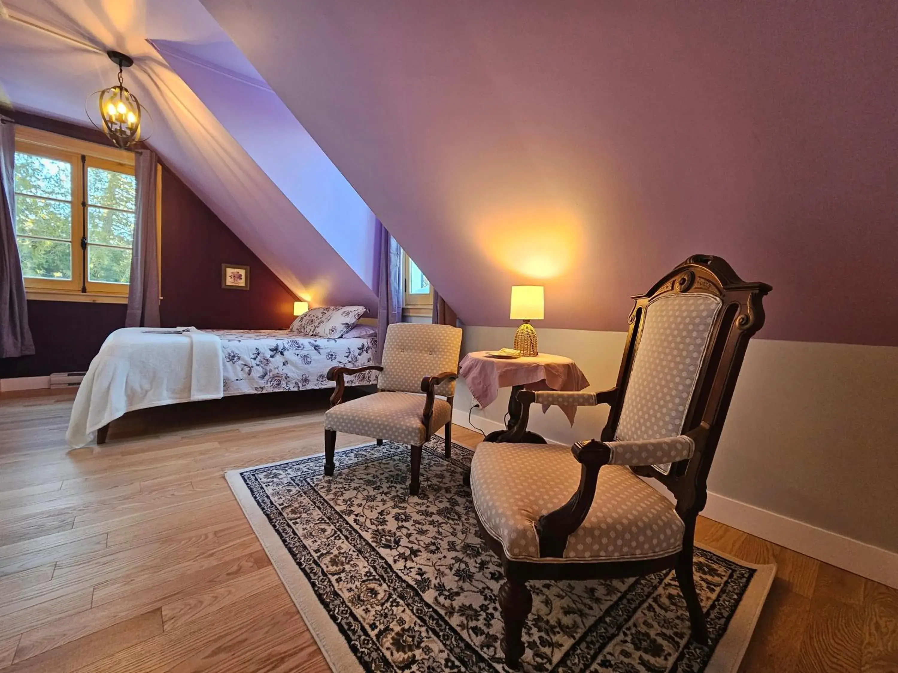 Queen Room with River View in Auberge La Châtelaine Queen Room with River View in Auberge La Châtelaine