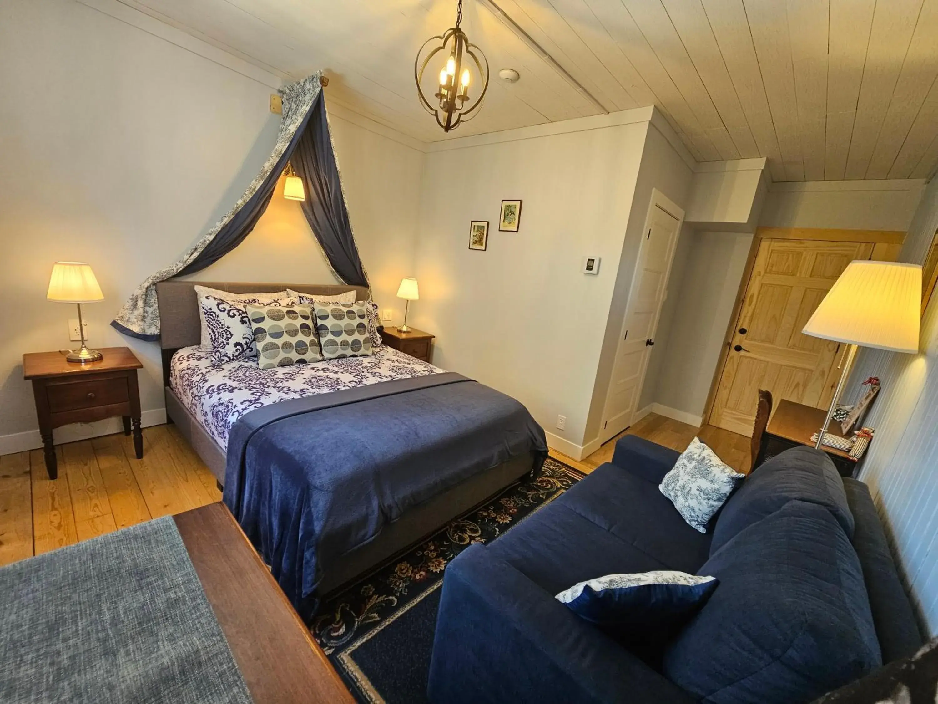 Deluxe Queen Room in Auberge La Châtelaine Deluxe Queen Room in Auberge La Châtelaine