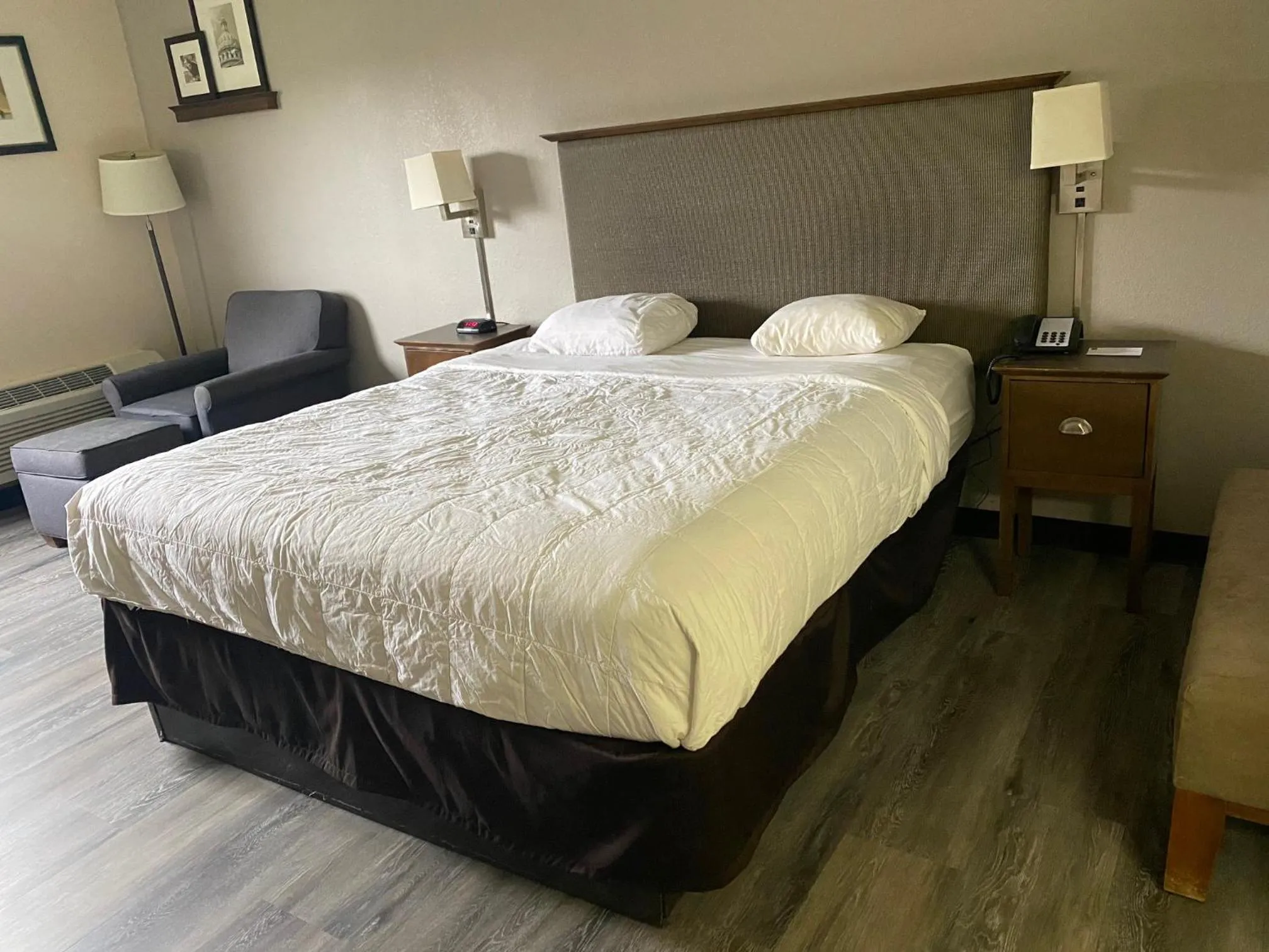 Bedroom, Bed in Motel 6 Rochester, NY - Airport