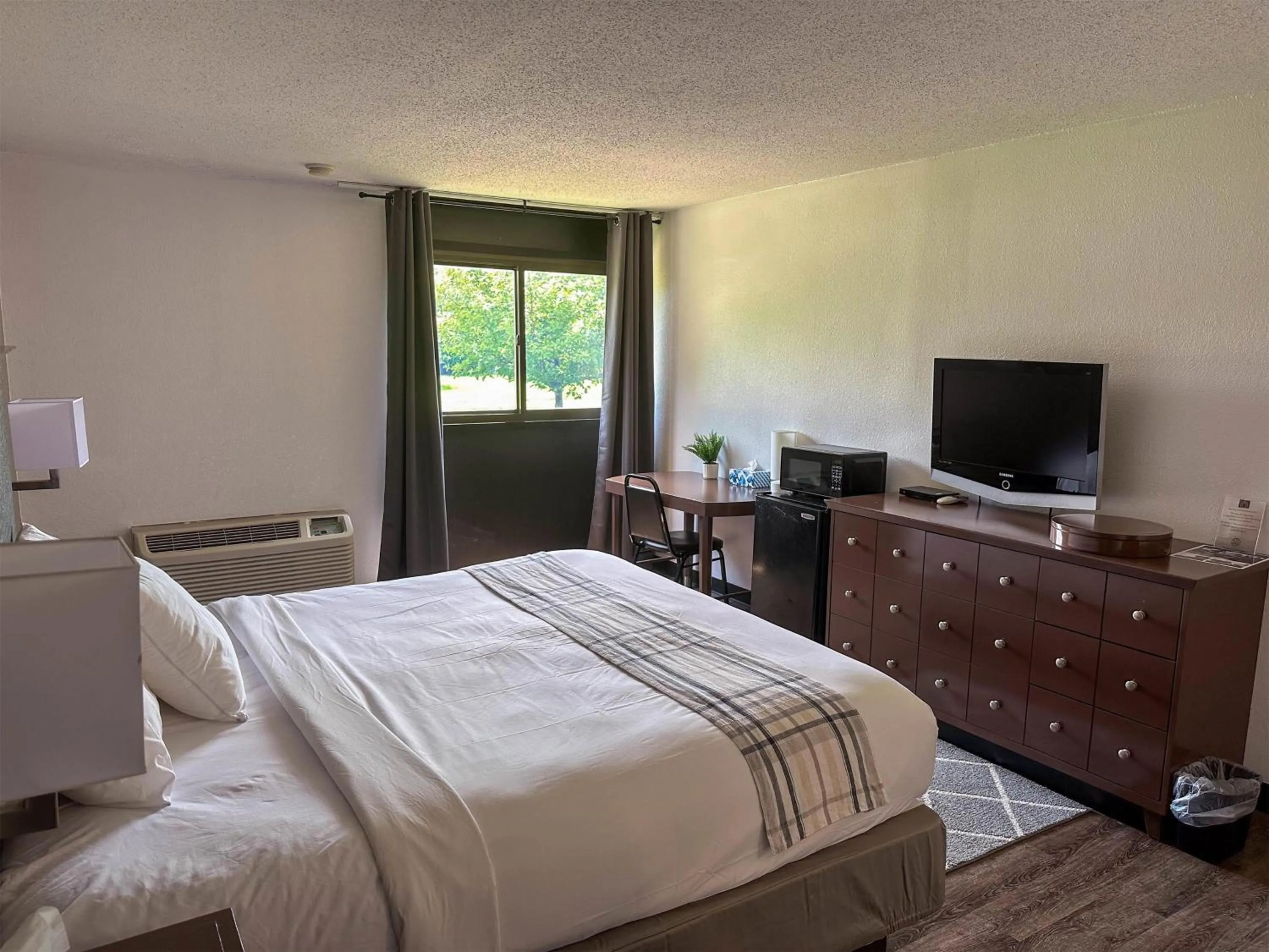 Bedroom, Bed in Motel 6 Rochester, NY - Airport