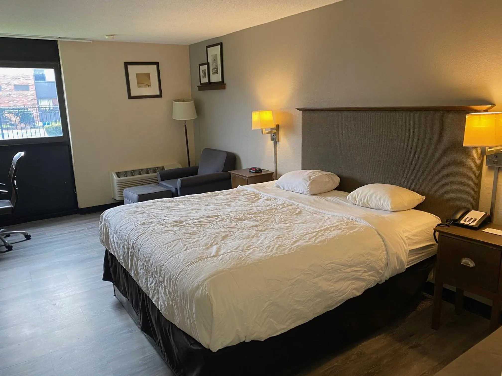 Bedroom, Bed in Motel 6 Rochester, NY - Airport