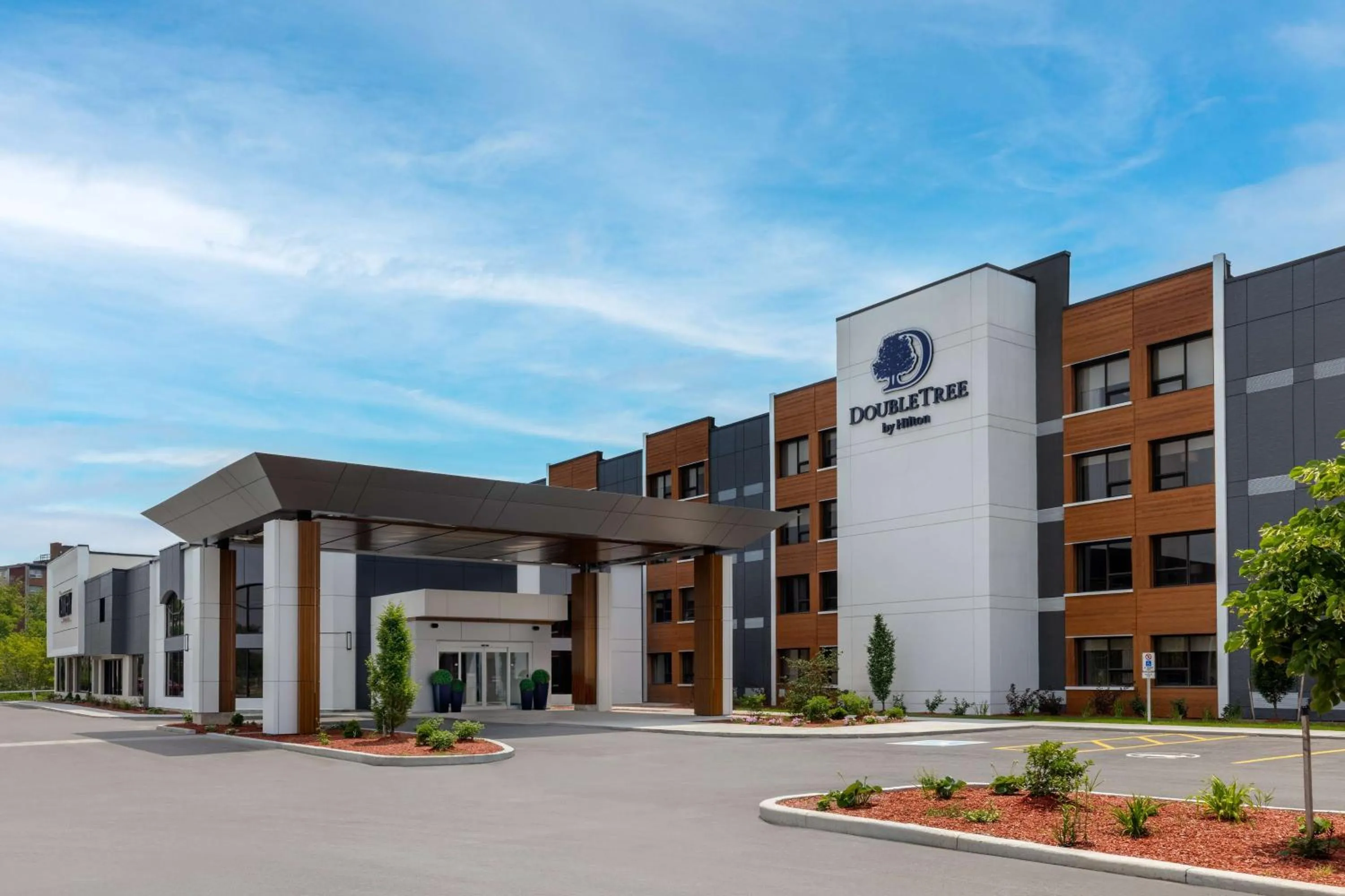 Property building in DoubleTree by Hilton Kingston - Newly Renovated