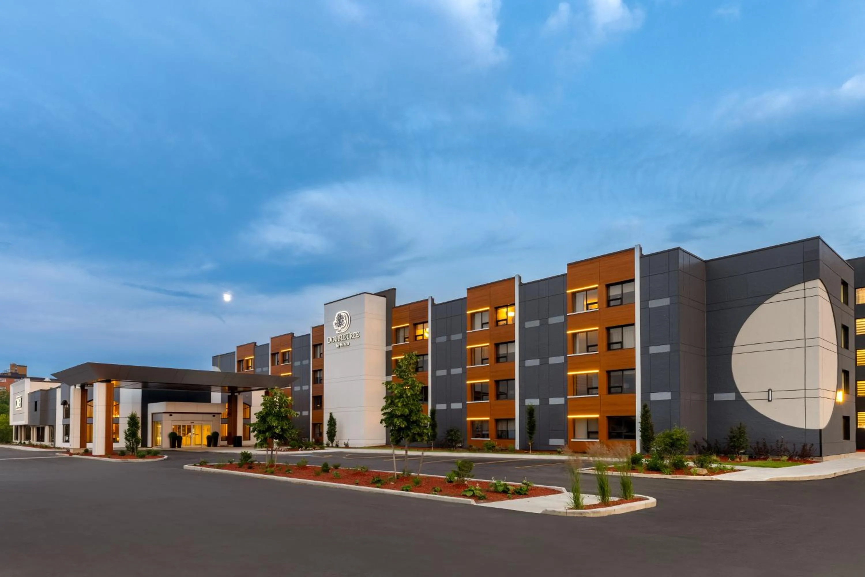 Property building in DoubleTree by Hilton Kingston - Newly Renovated