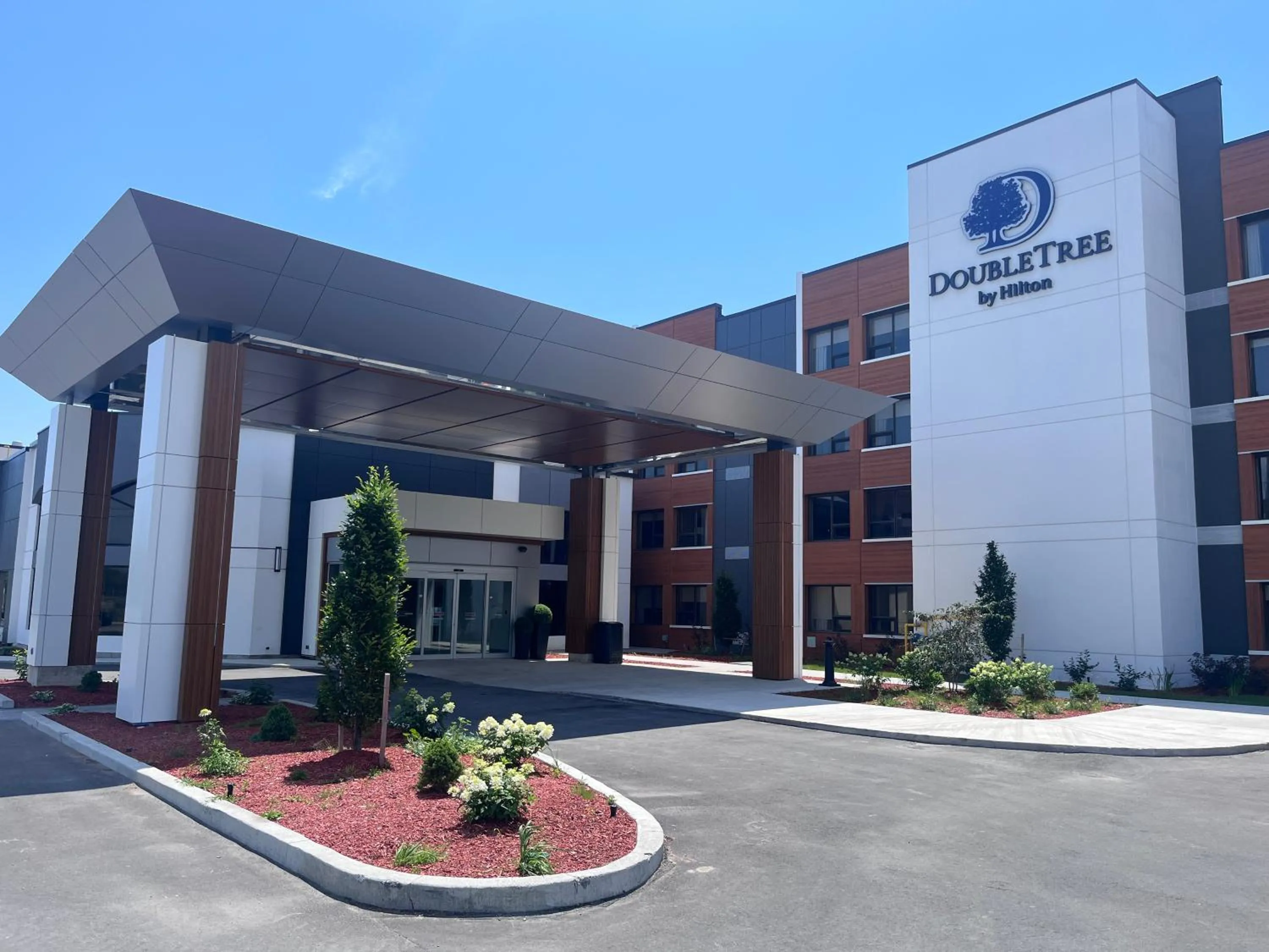 Property building in DoubleTree by Hilton Kingston - Newly Renovated