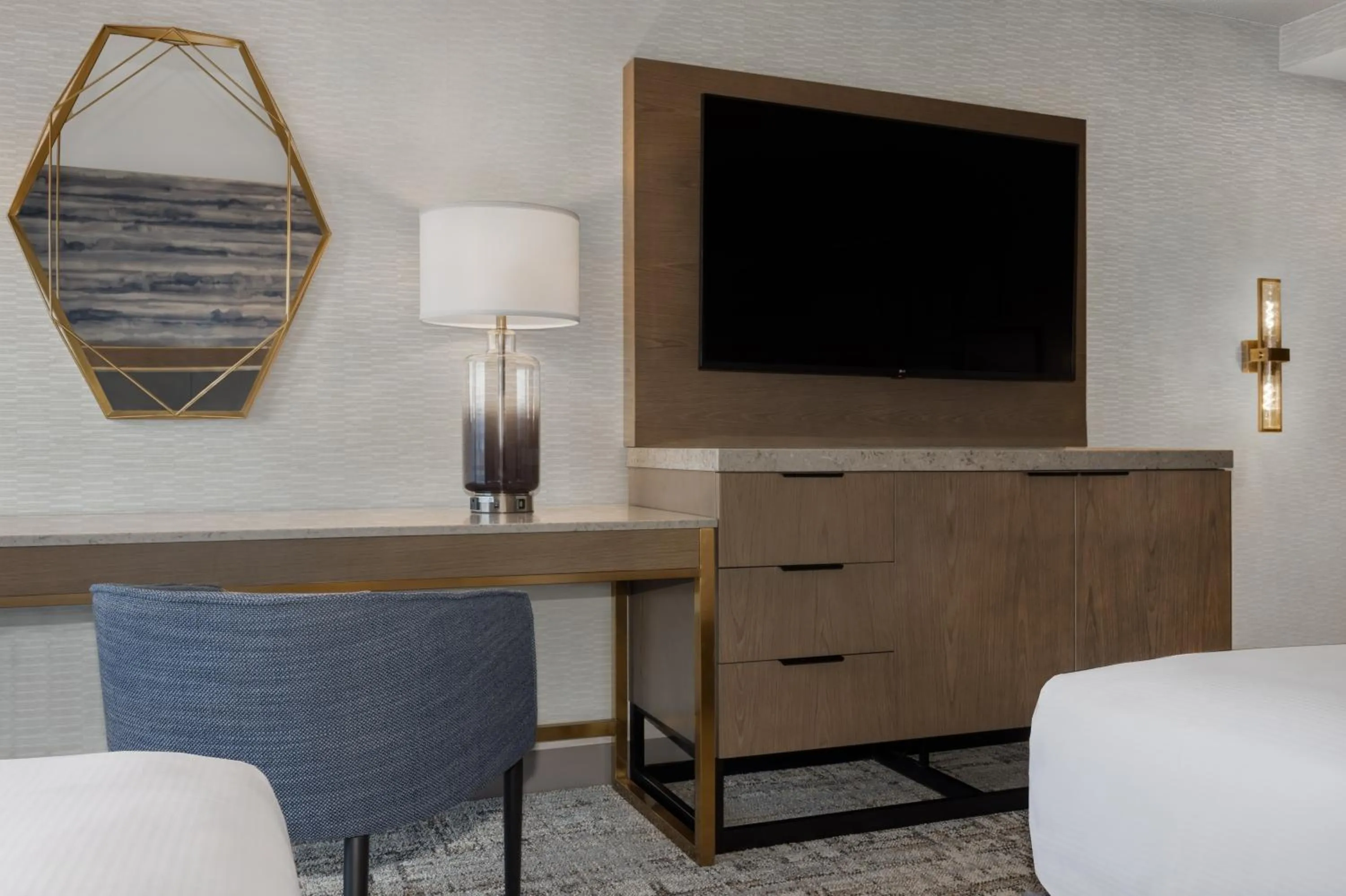 Seating area, Bed in DoubleTree by Hilton Kingston - Newly Renovated