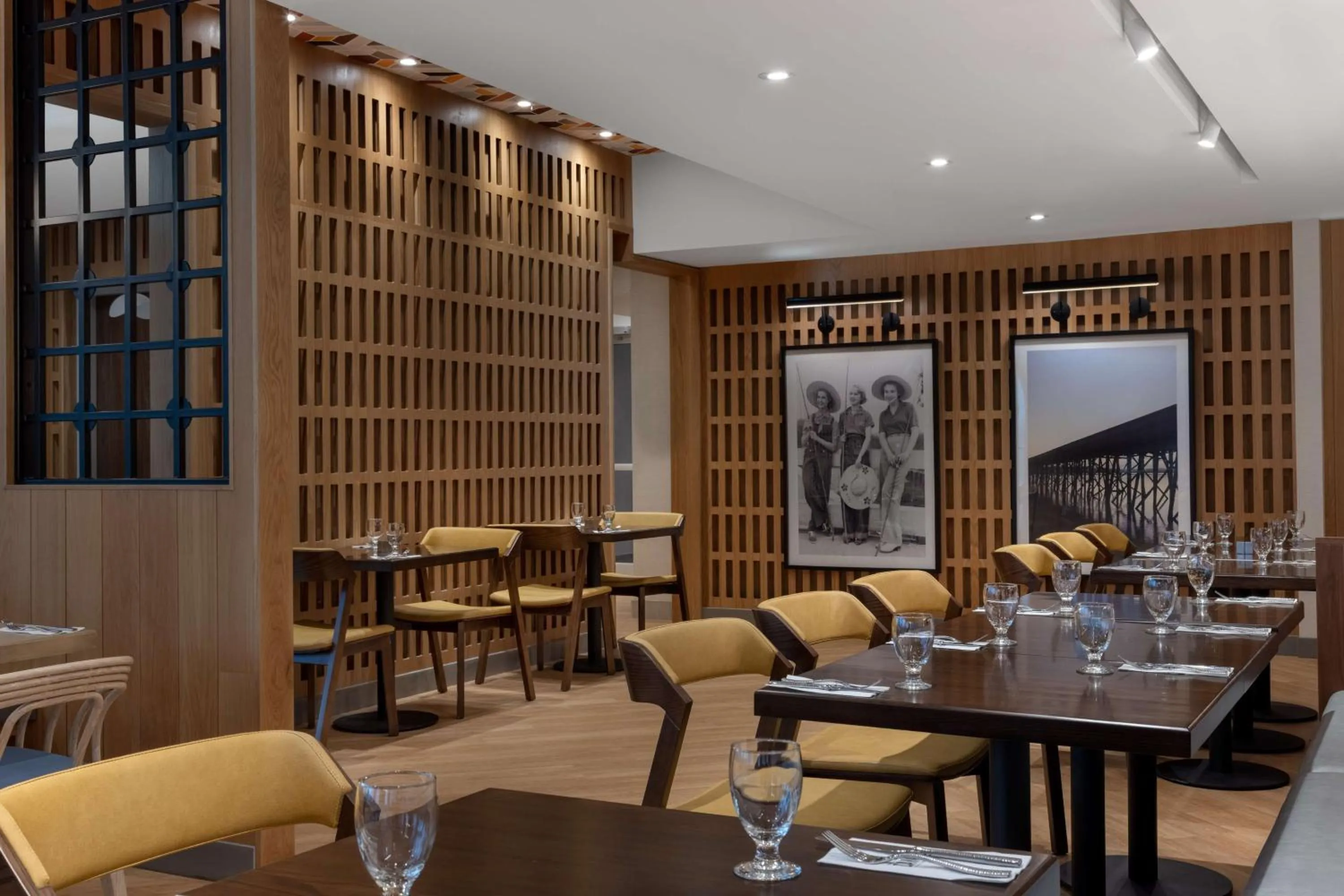 Restaurant/places to eat in DoubleTree by Hilton Kingston - Newly Renovated