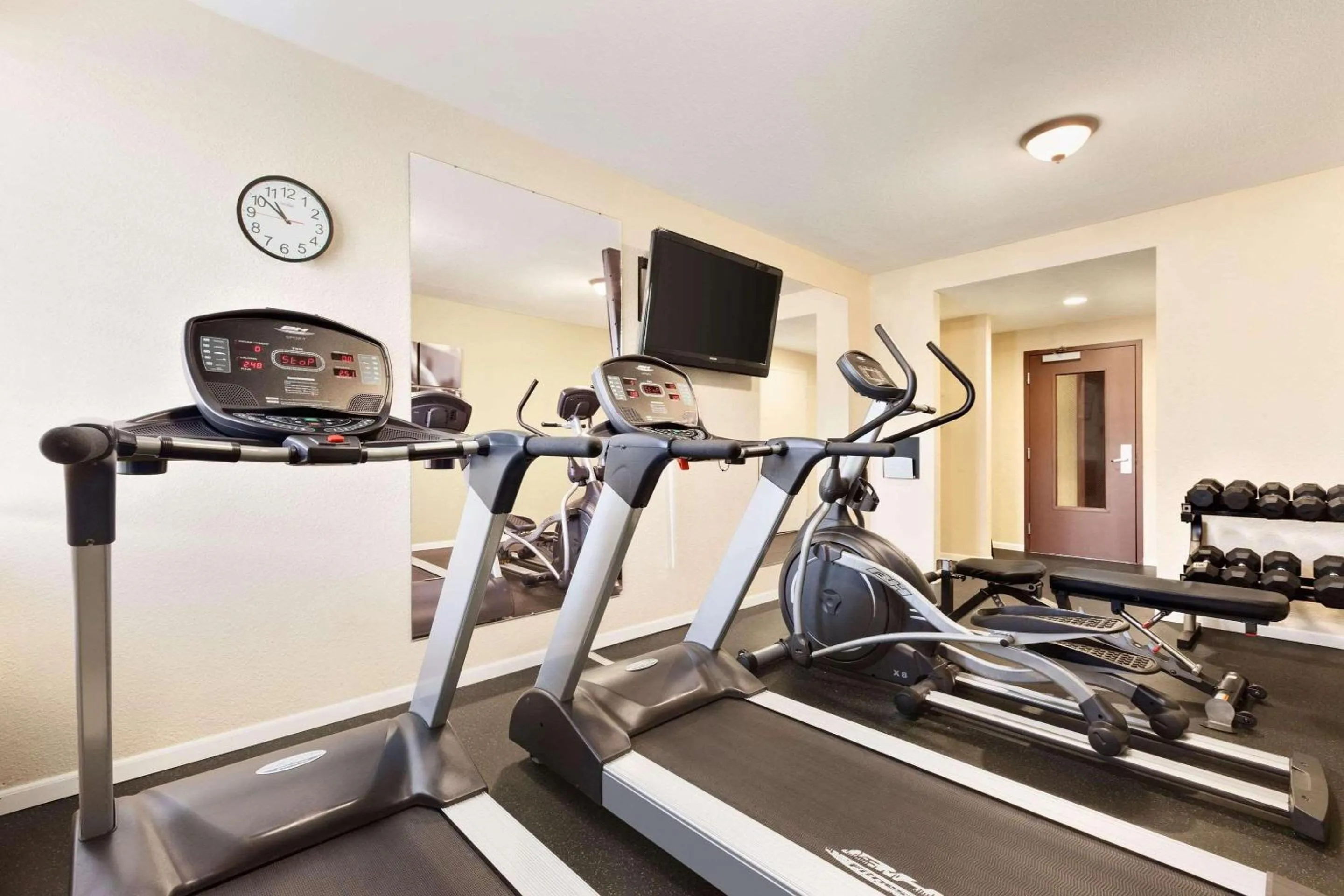 Fitness centre/facilities in Country Inn & Suites by Radisson, Eagan, MN