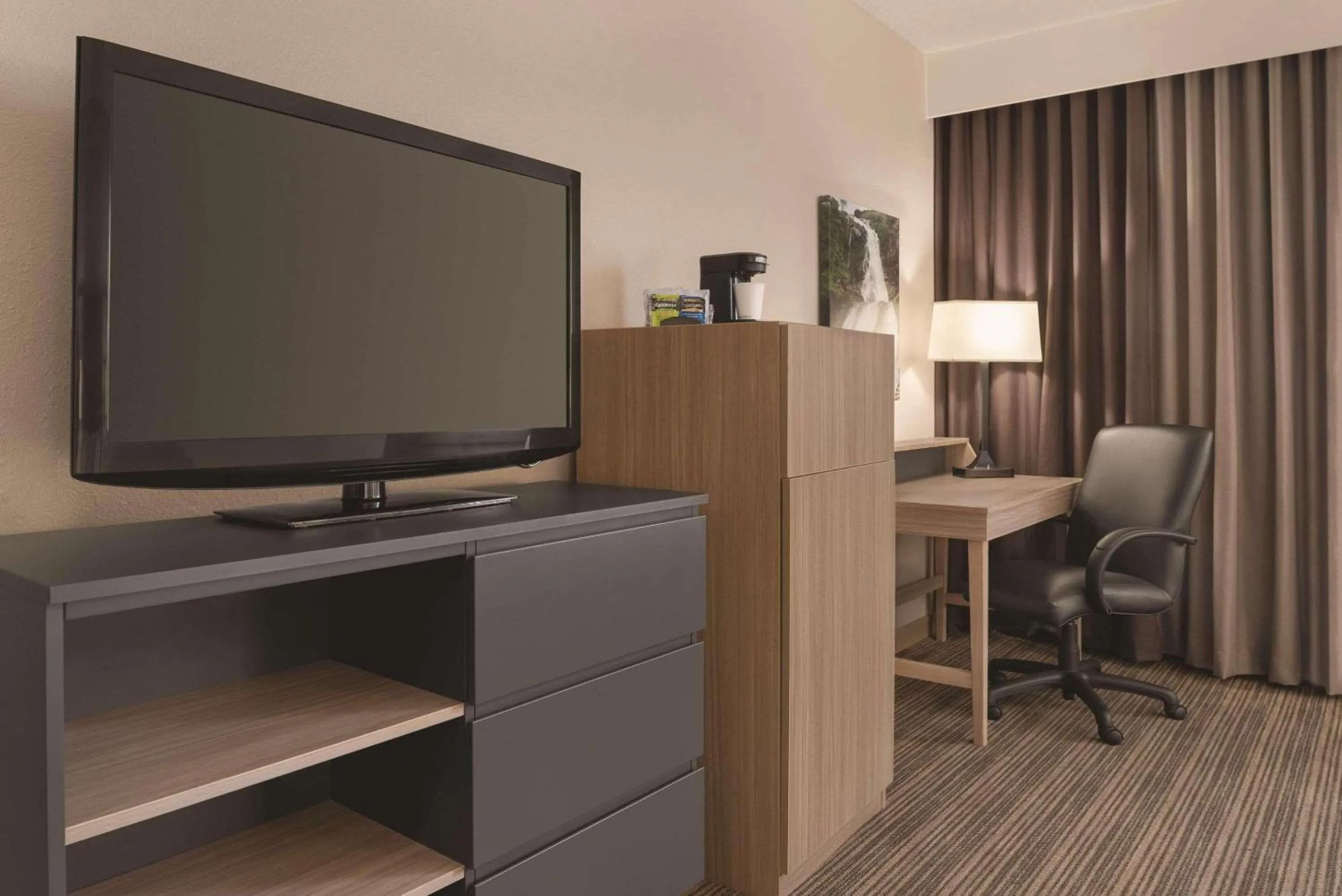 Bedroom in Country Inn & Suites by Radisson, Eagan, MN