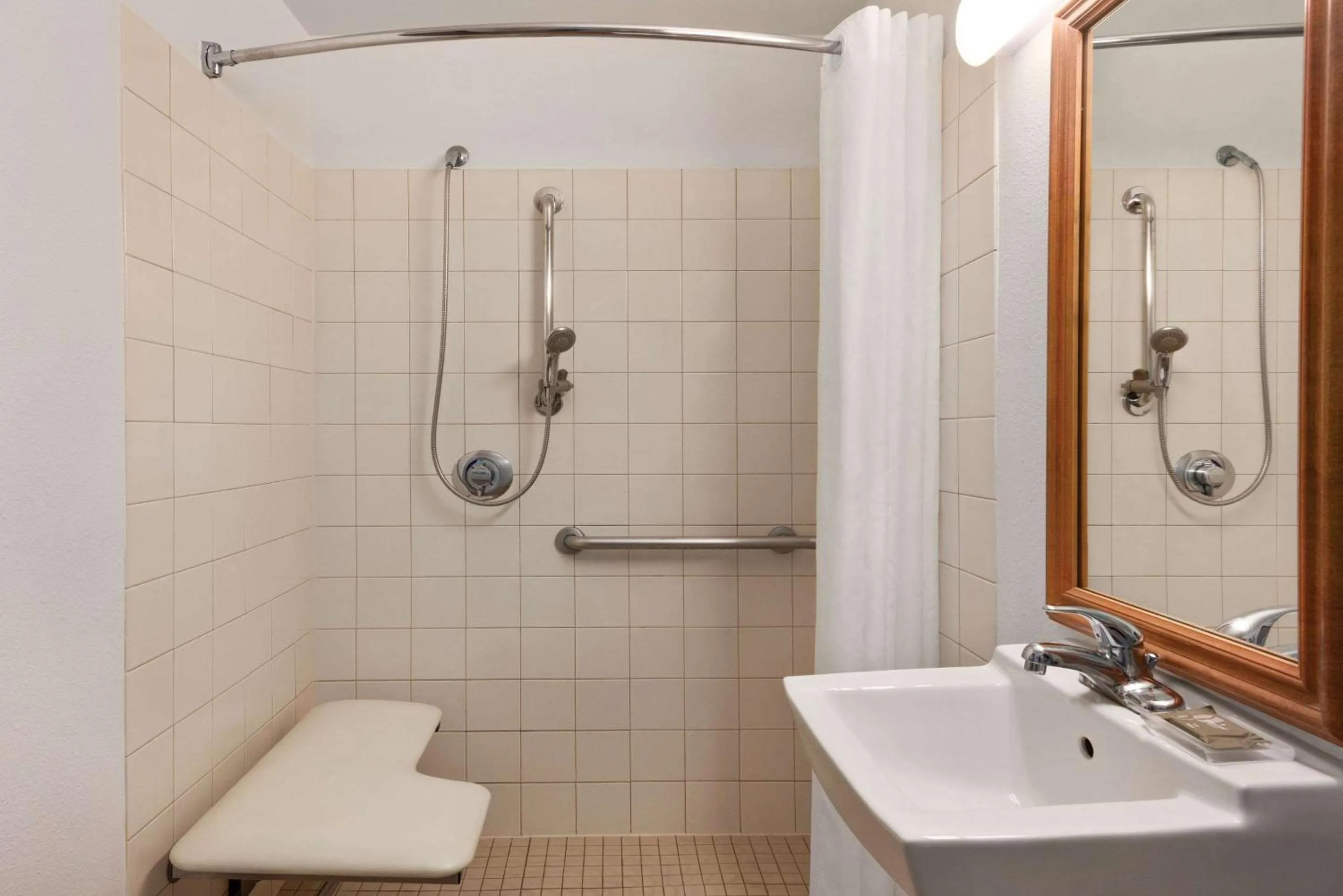 Bedroom in Country Inn & Suites by Radisson, Eagan, MN