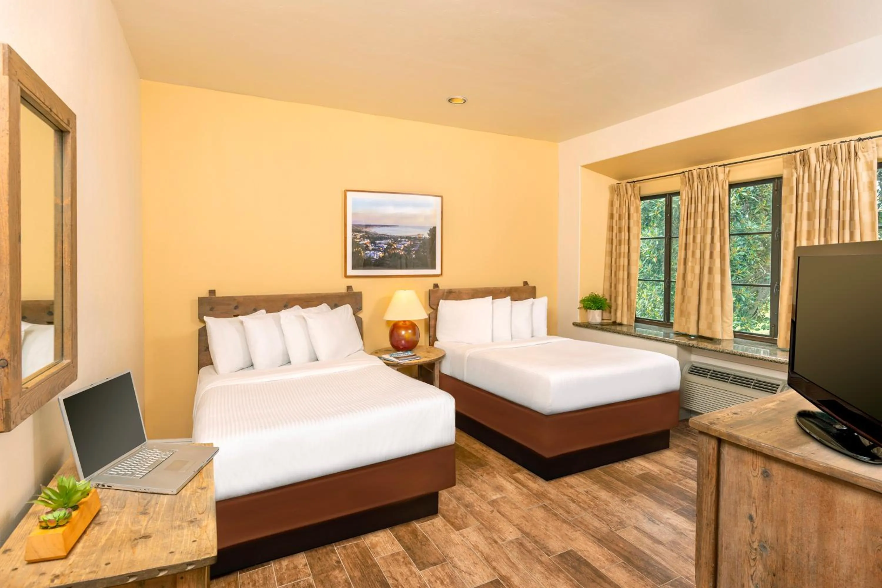 Bedroom, Bed in Clocktower Inn Ventura