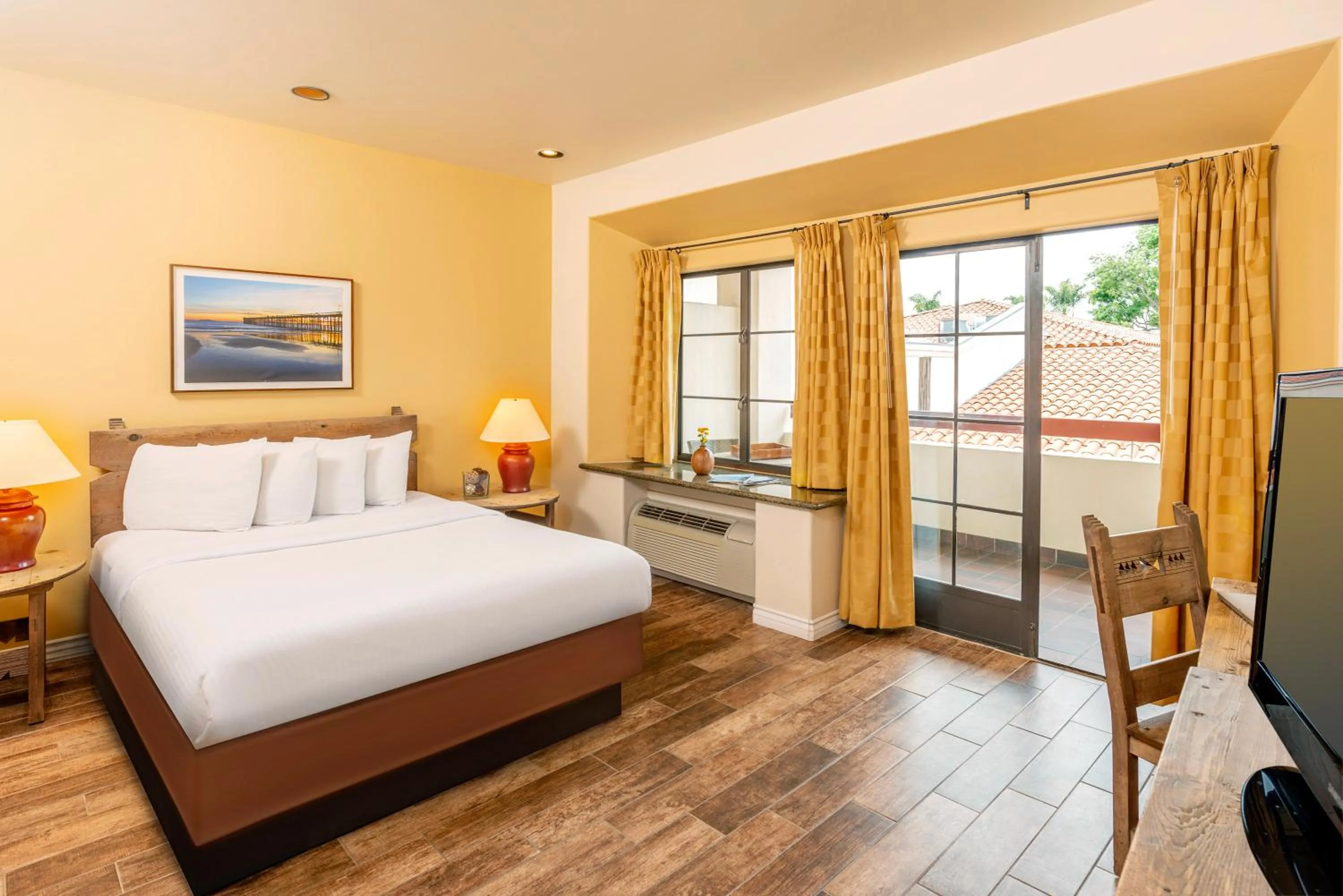 Bedroom, Bed in Clocktower Inn Ventura