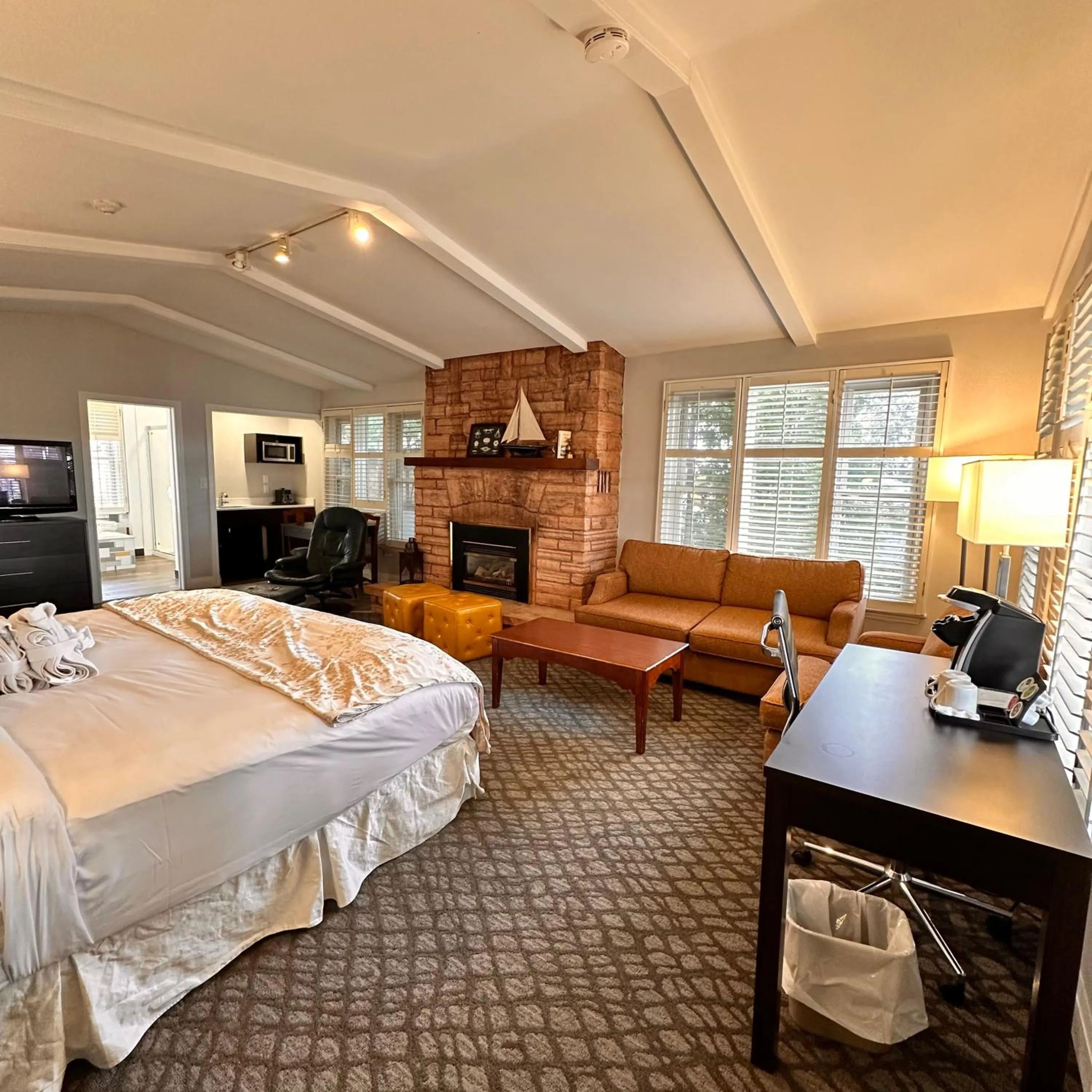 Bed in The Gananoque Inn