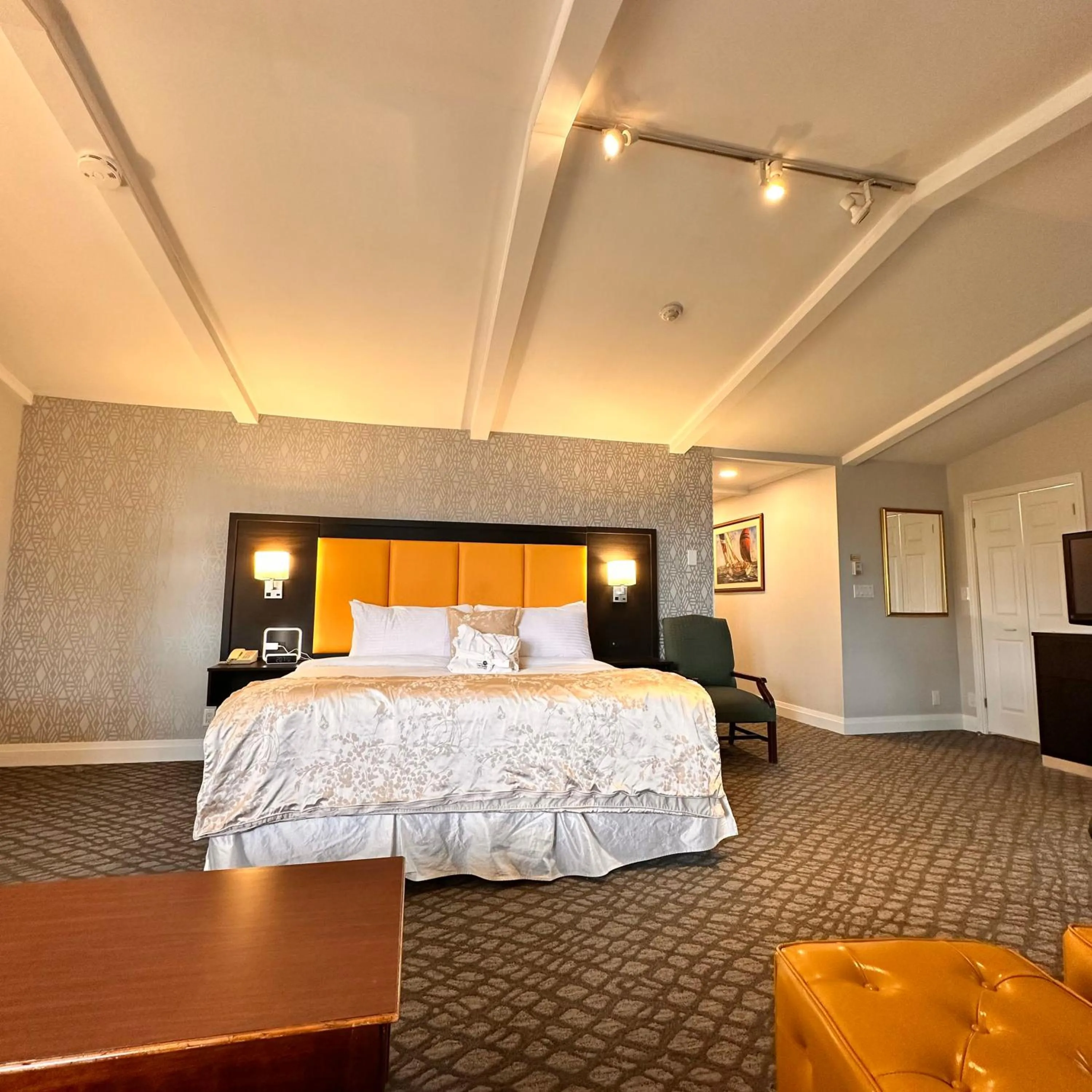 Bed in The Gananoque Inn