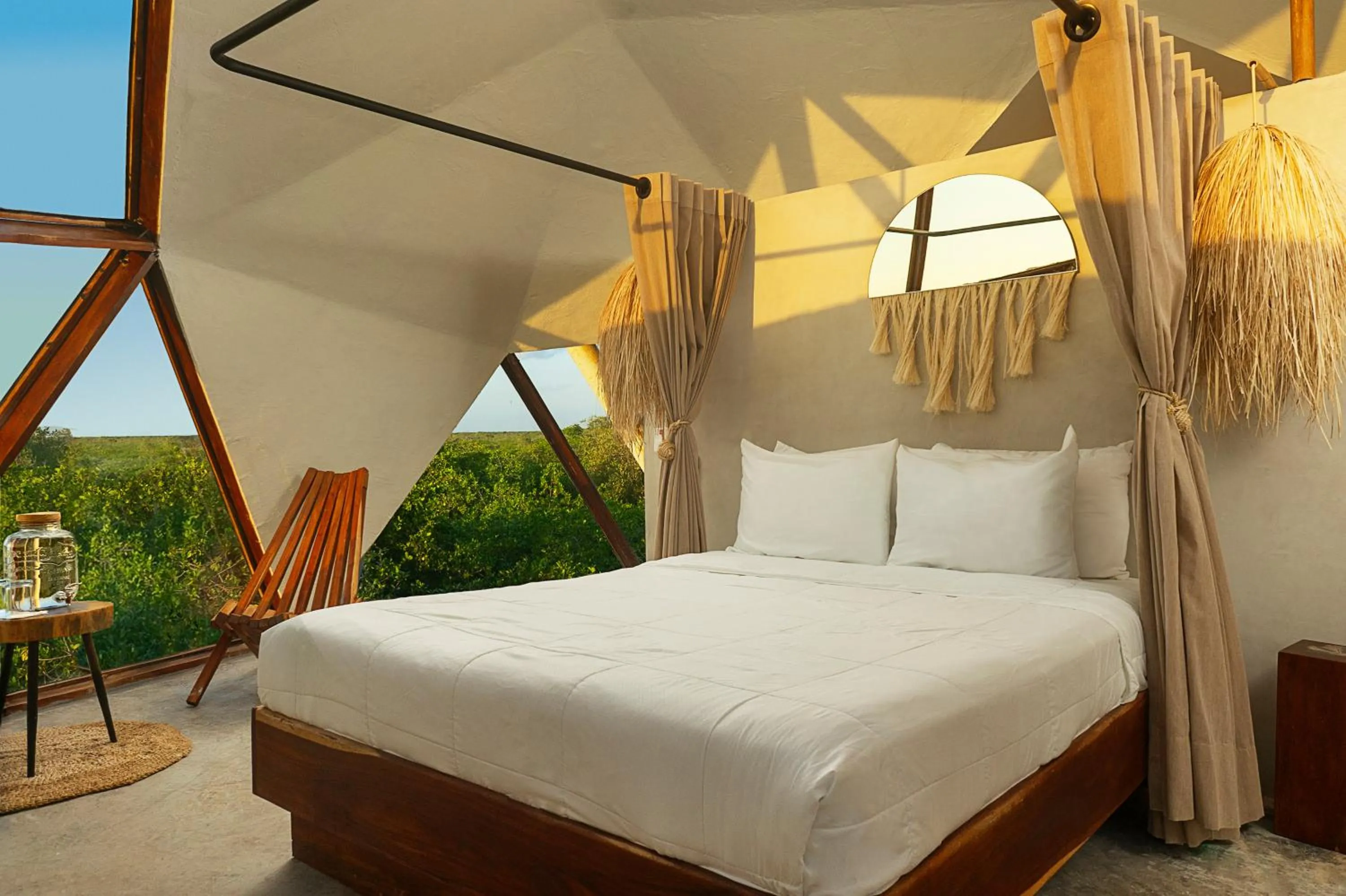 Bed in Mamasan Treehouses & Cabins