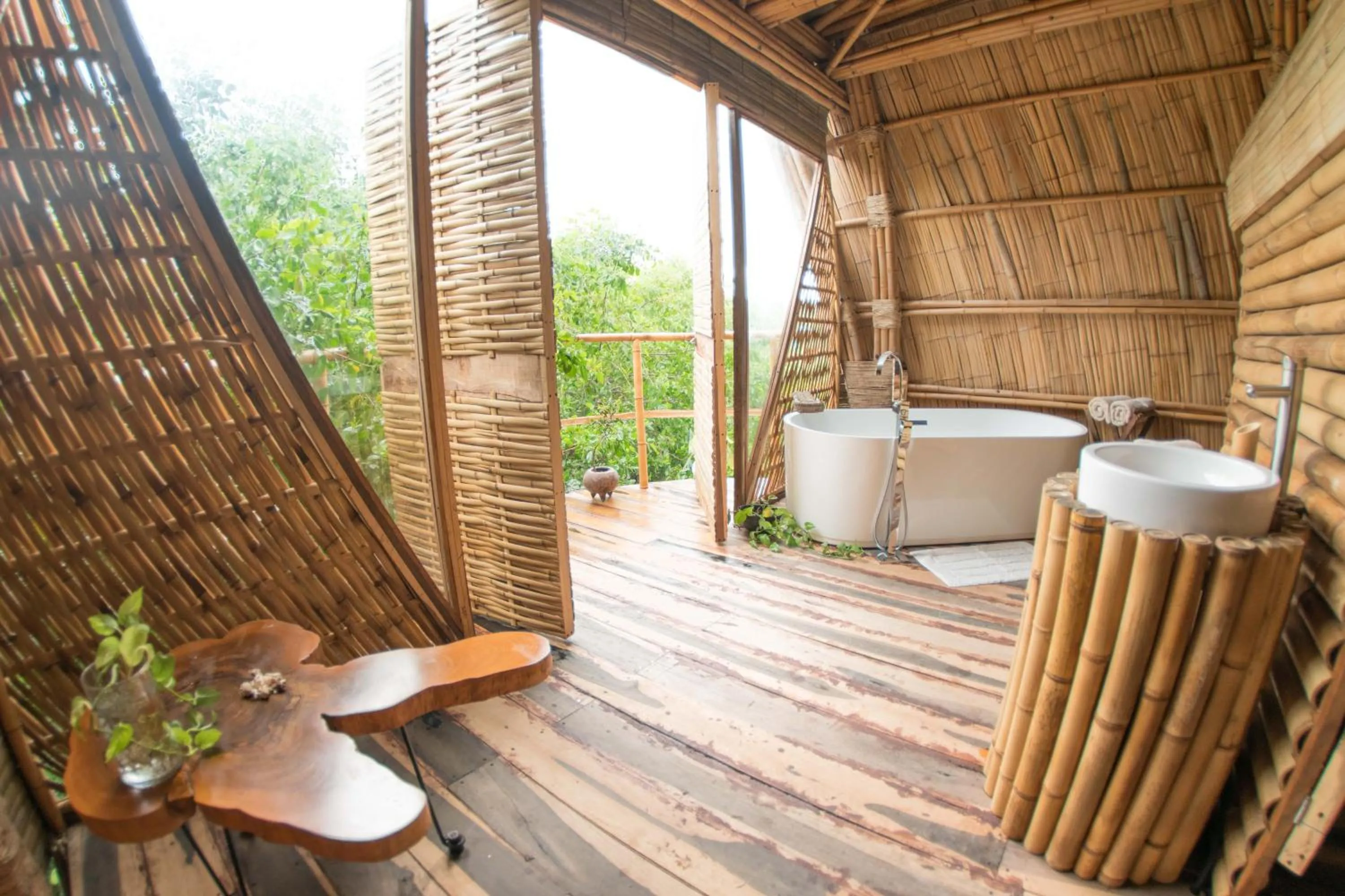 Bath in Mamasan Treehouses & Cabins