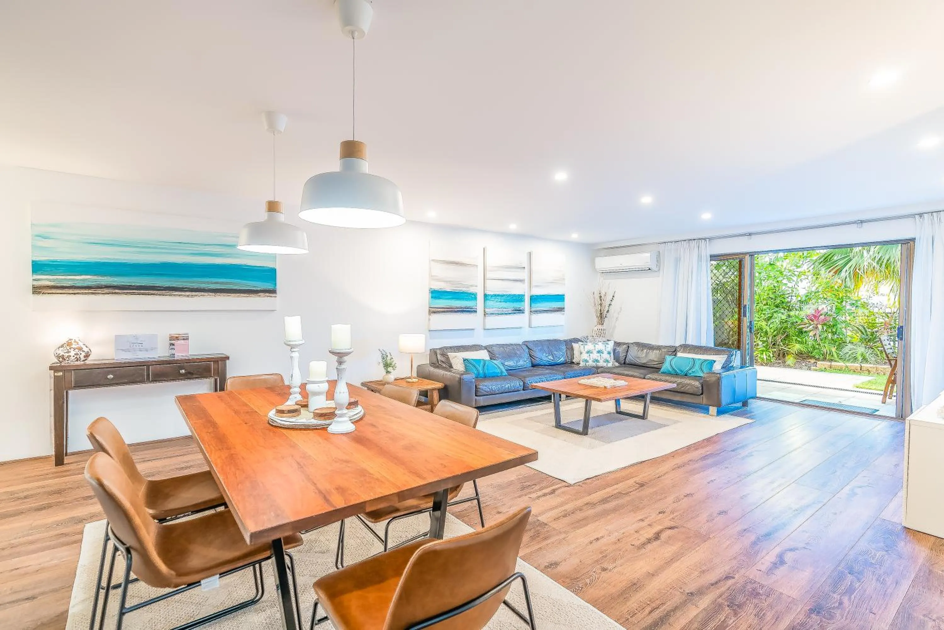 Dining area in Noosa Boutique Apartments & Elkhorn Villas