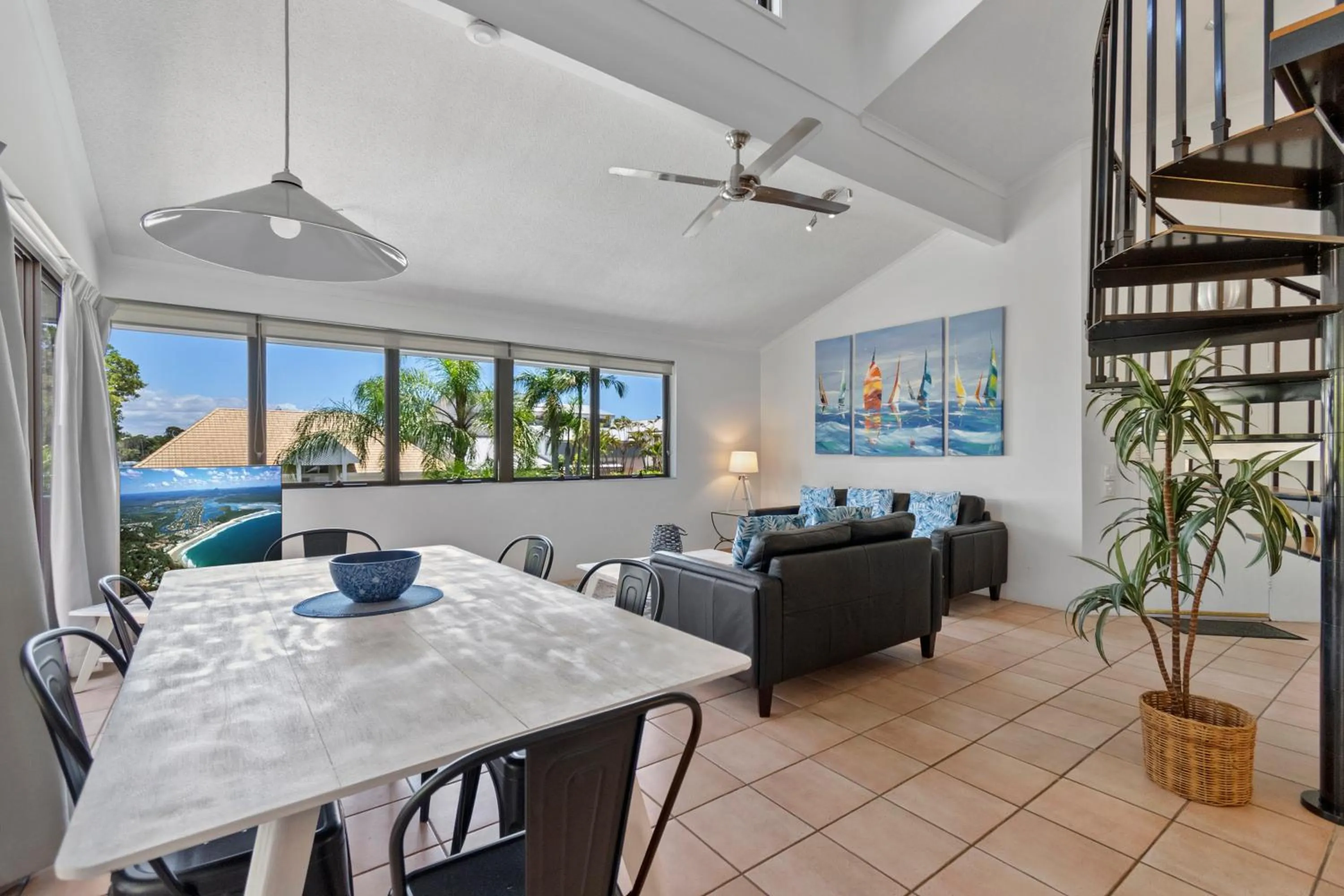 Dining area in Noosa Boutique Apartments & Elkhorn Villas
