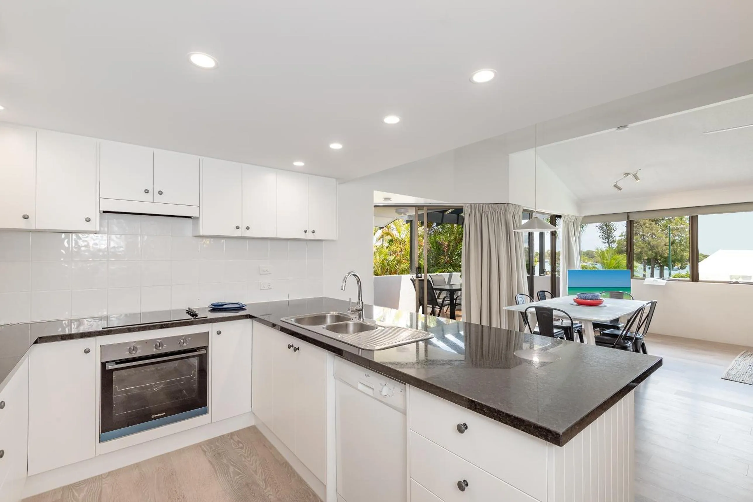 Kitchen or kitchenette in Noosa Boutique Apartments & Elkhorn Villas