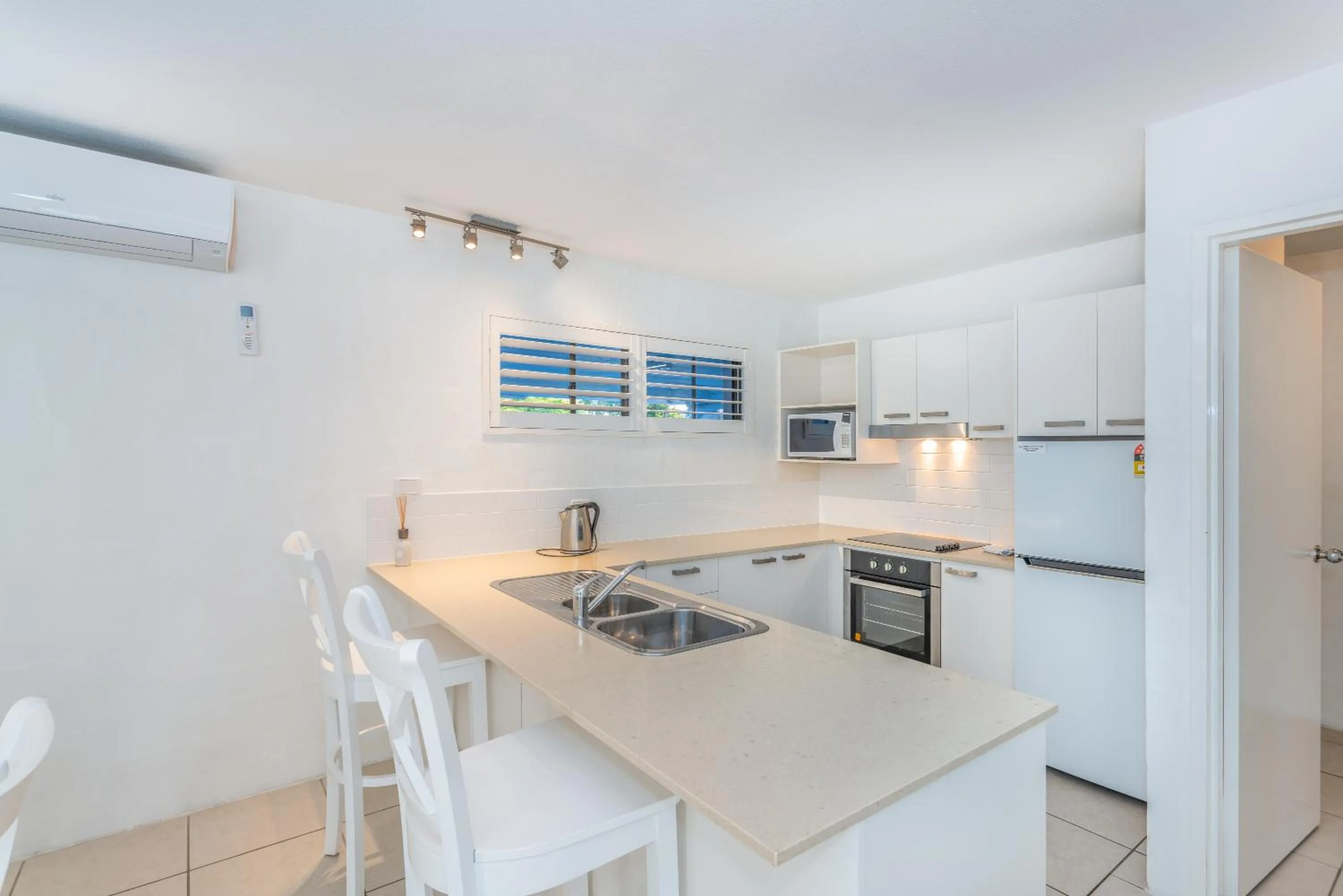 Kitchen or kitchenette in Noosa Boutique Apartments & Elkhorn Villas