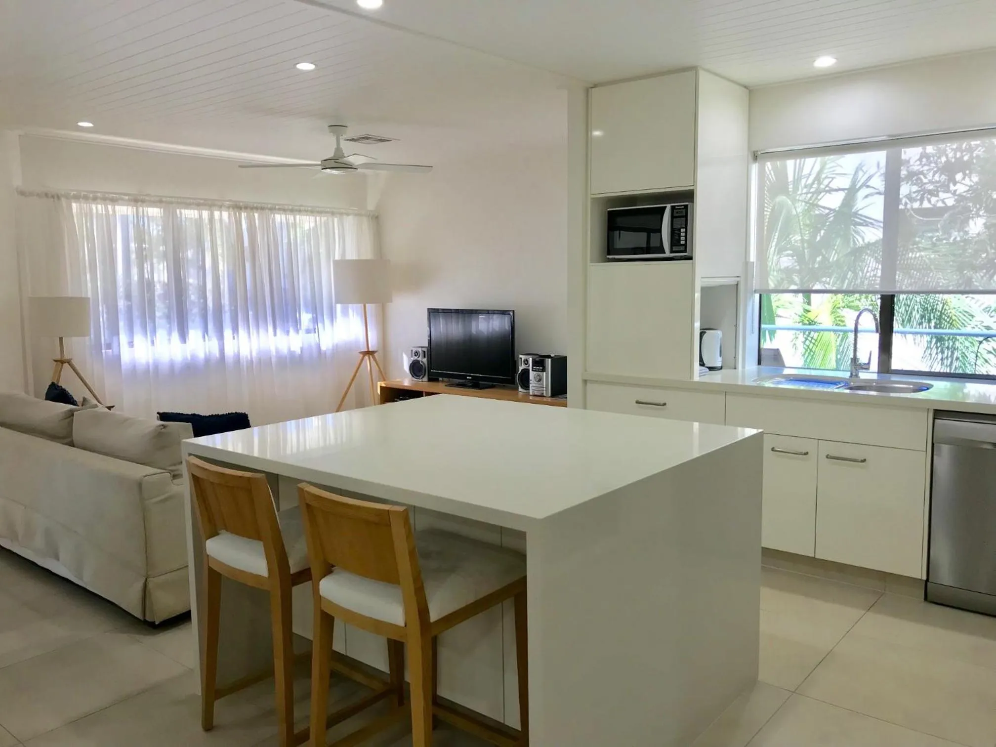 TV and multimedia in Noosa Boutique Apartments & Elkhorn Villas