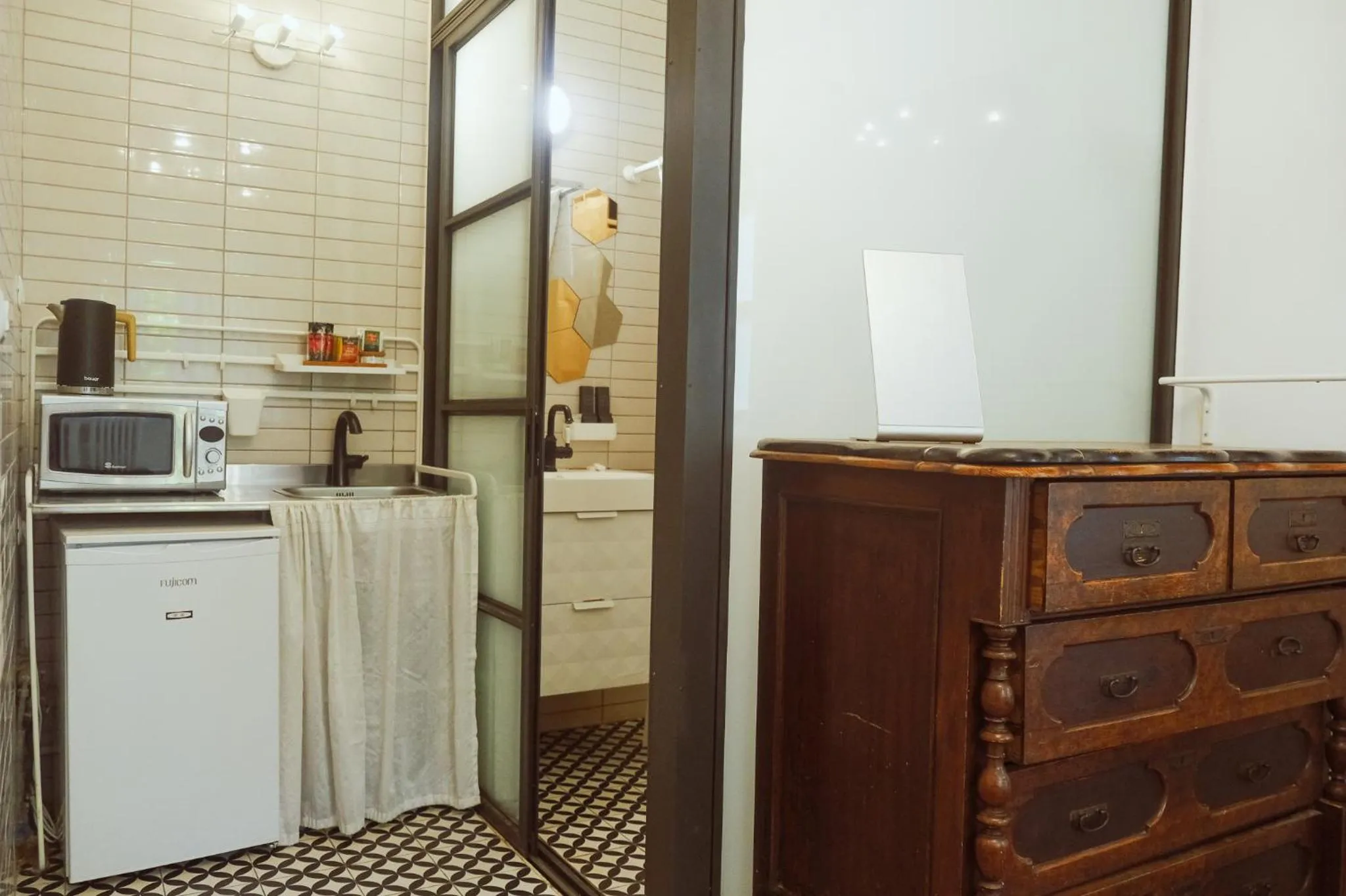 Coffee/tea facilities in Tzefania Hotel