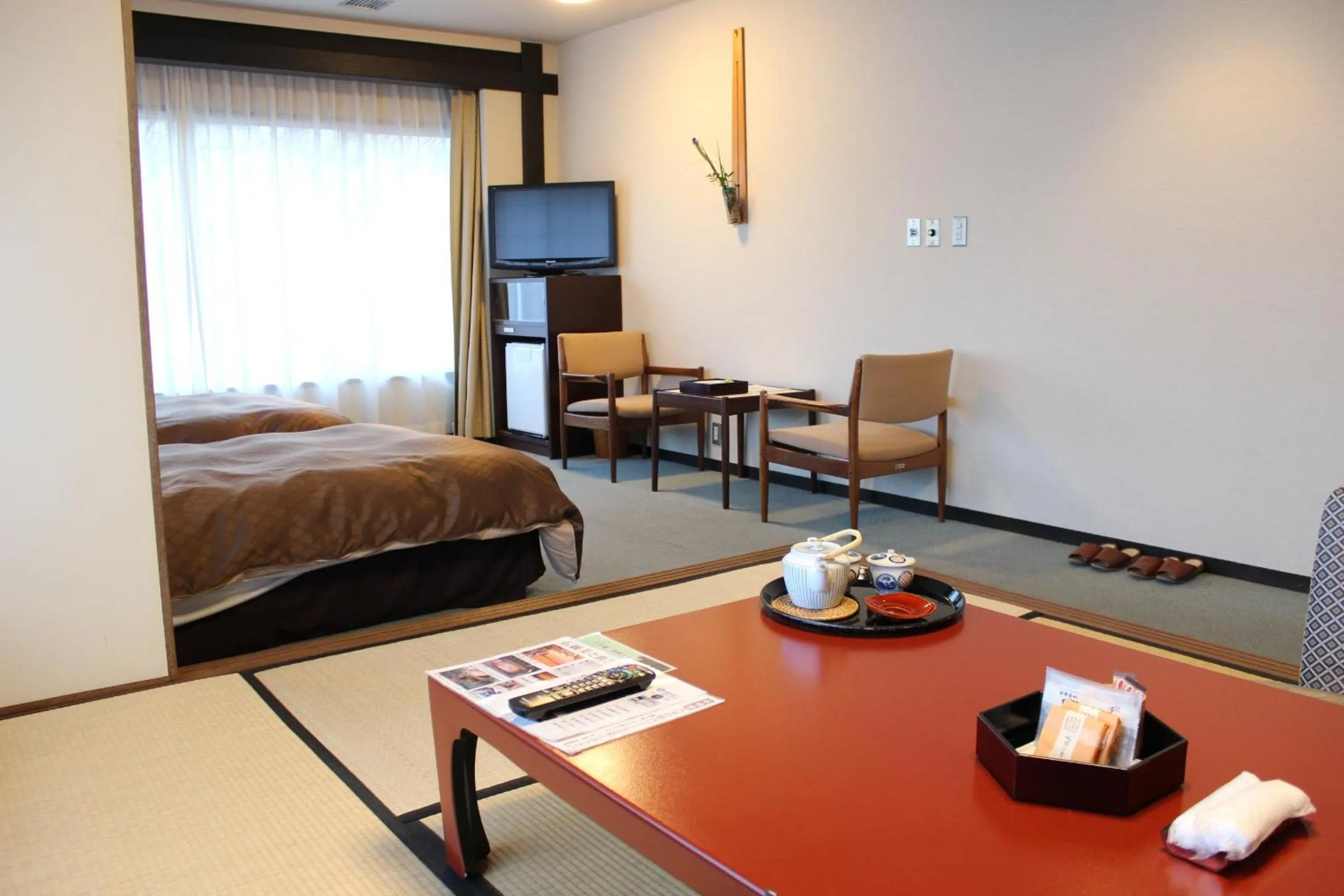 Photo of the whole room, Bed in Suimeikan