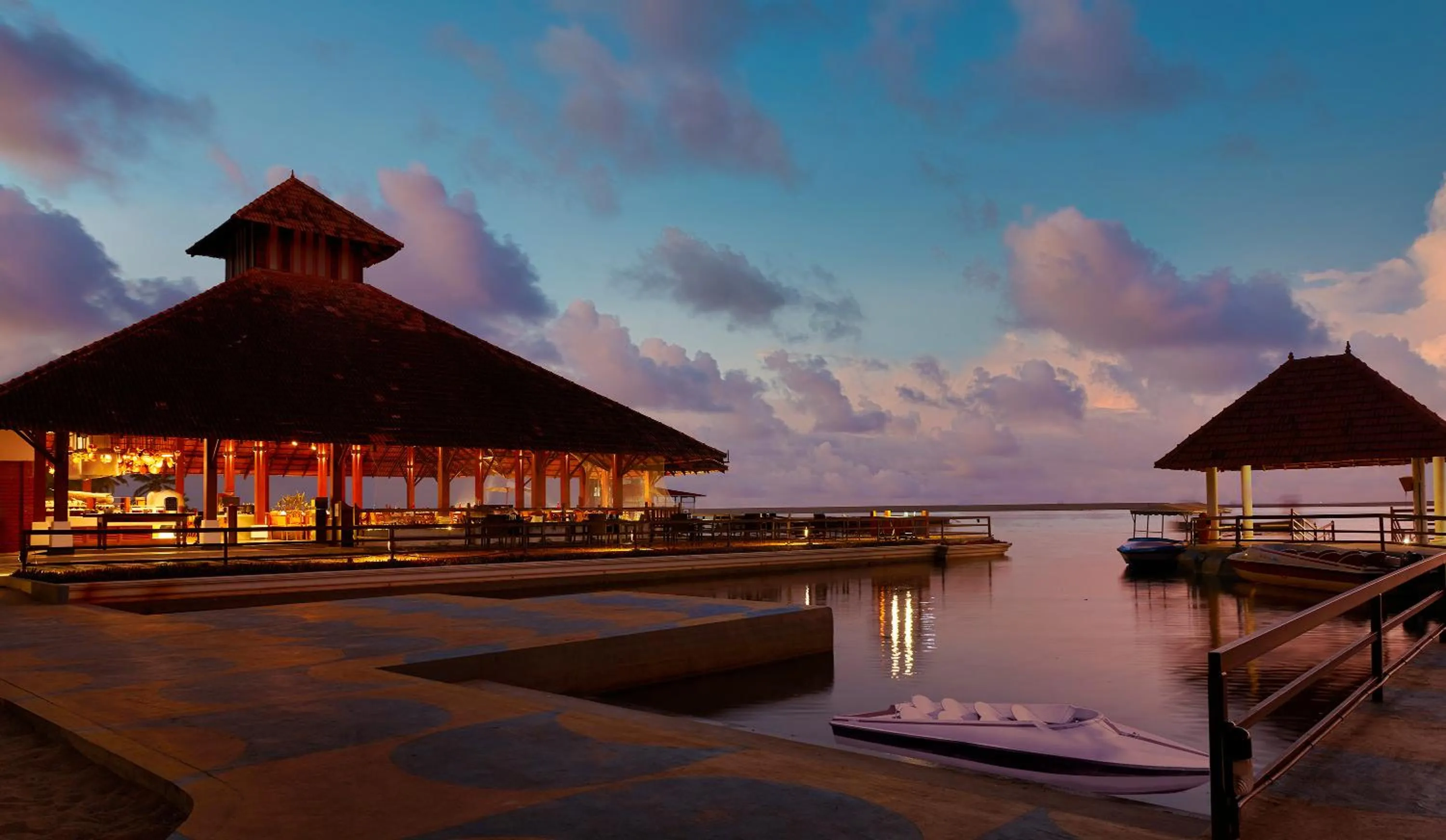 Restaurant/places to eat in Estuary Sarovar Premiere Poovar Island