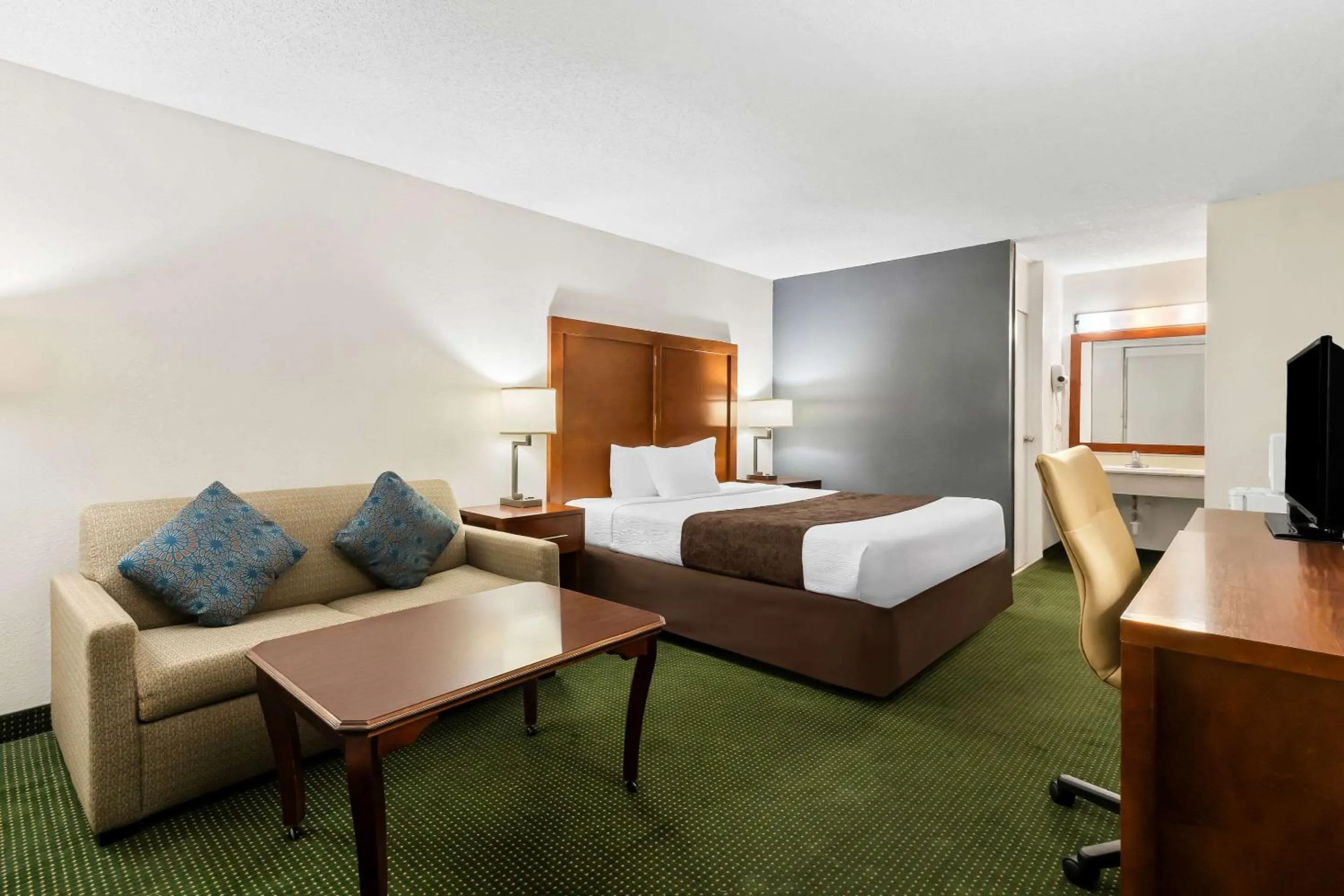 Bedroom, Bed in Rodeway Inn Dalton South