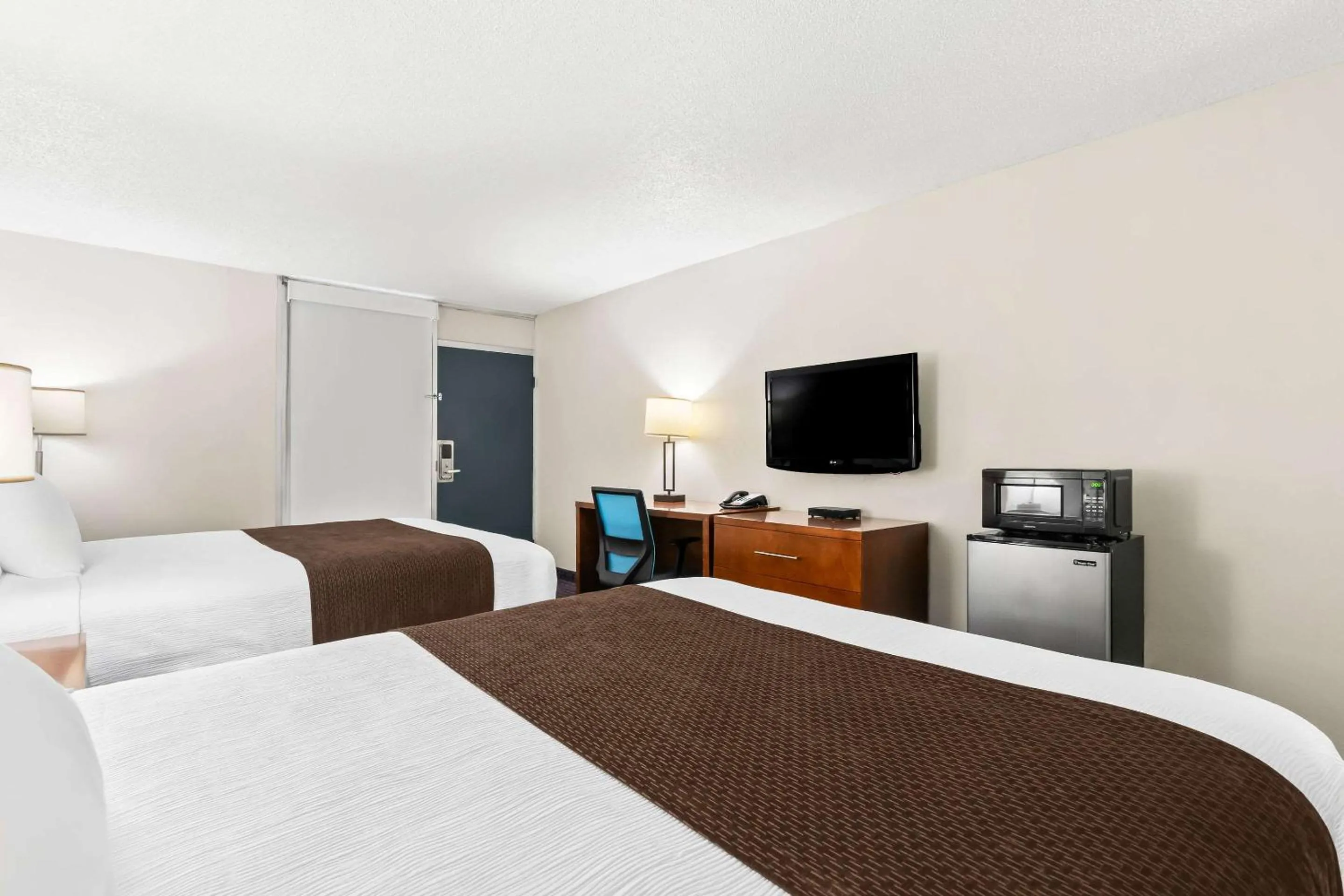 Bedroom, Bed in Rodeway Inn Dalton South