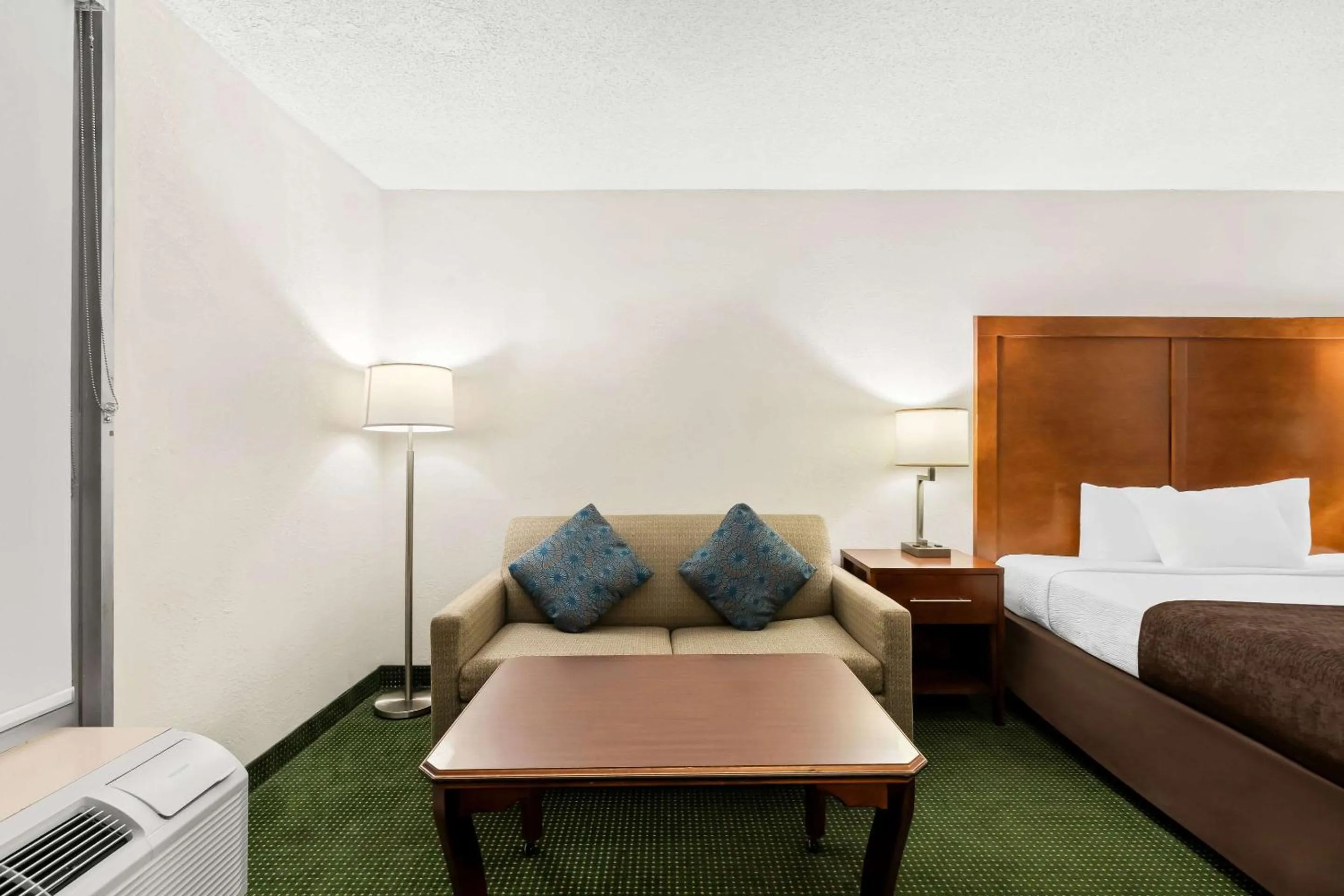 Bedroom, Bed in Rodeway Inn Dalton South