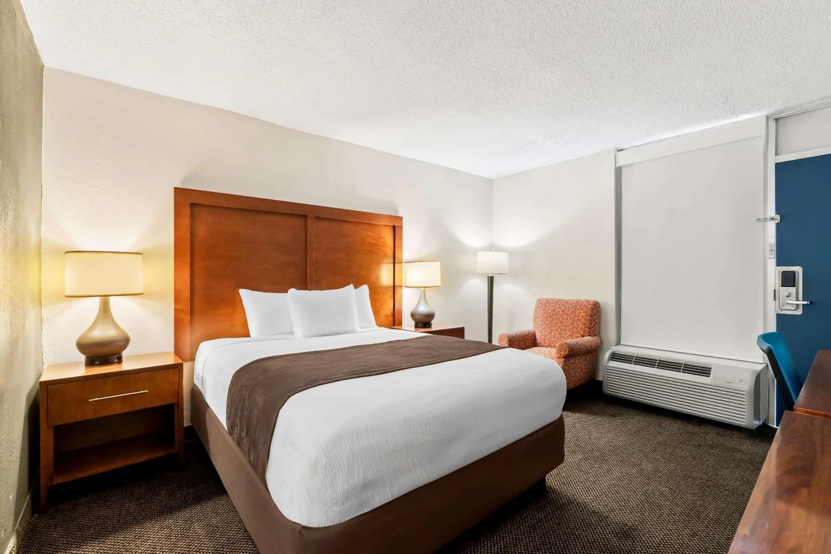 Bedroom, Bed in Rodeway Inn Dalton South