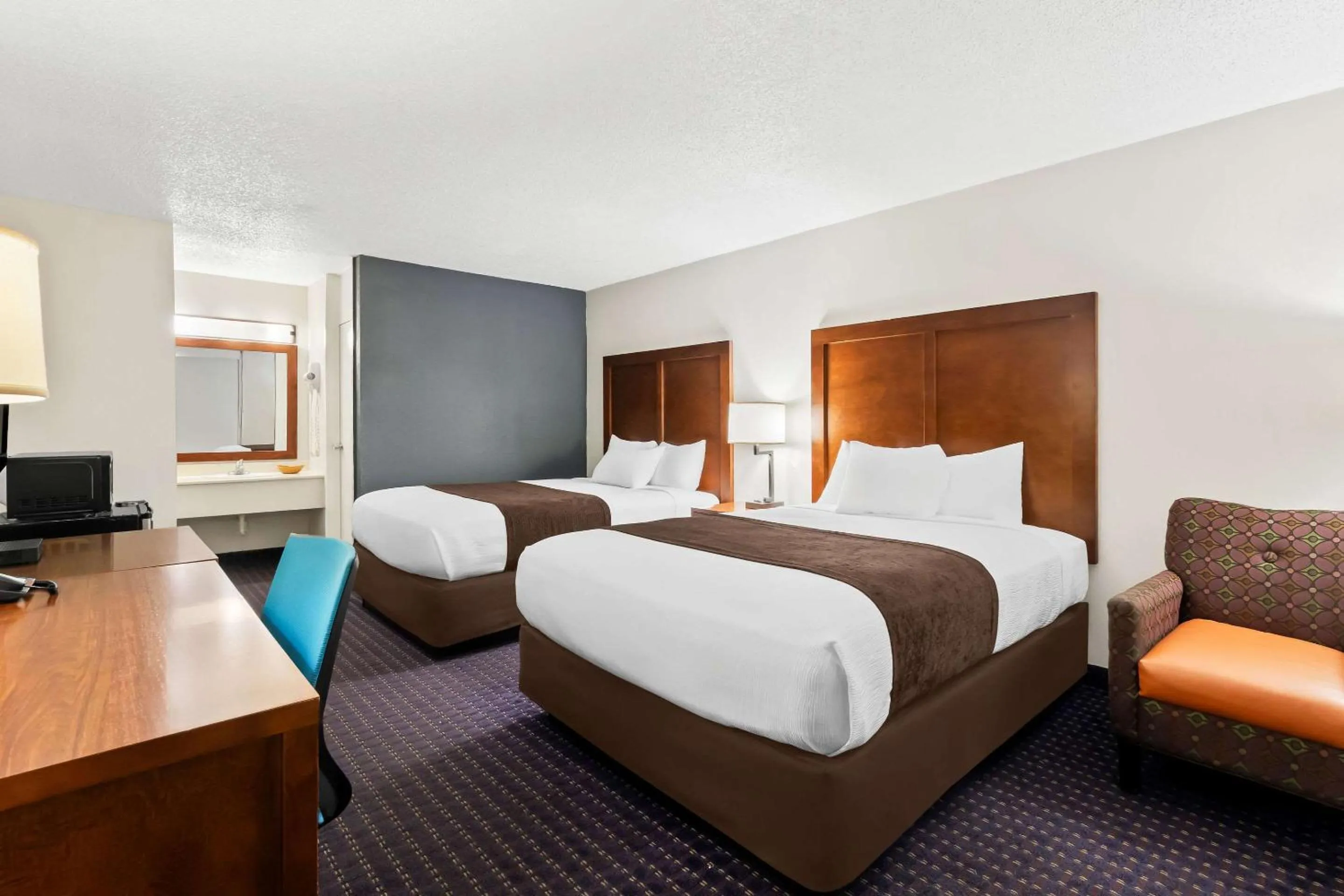 Bedroom, Bed in Rodeway Inn Dalton South