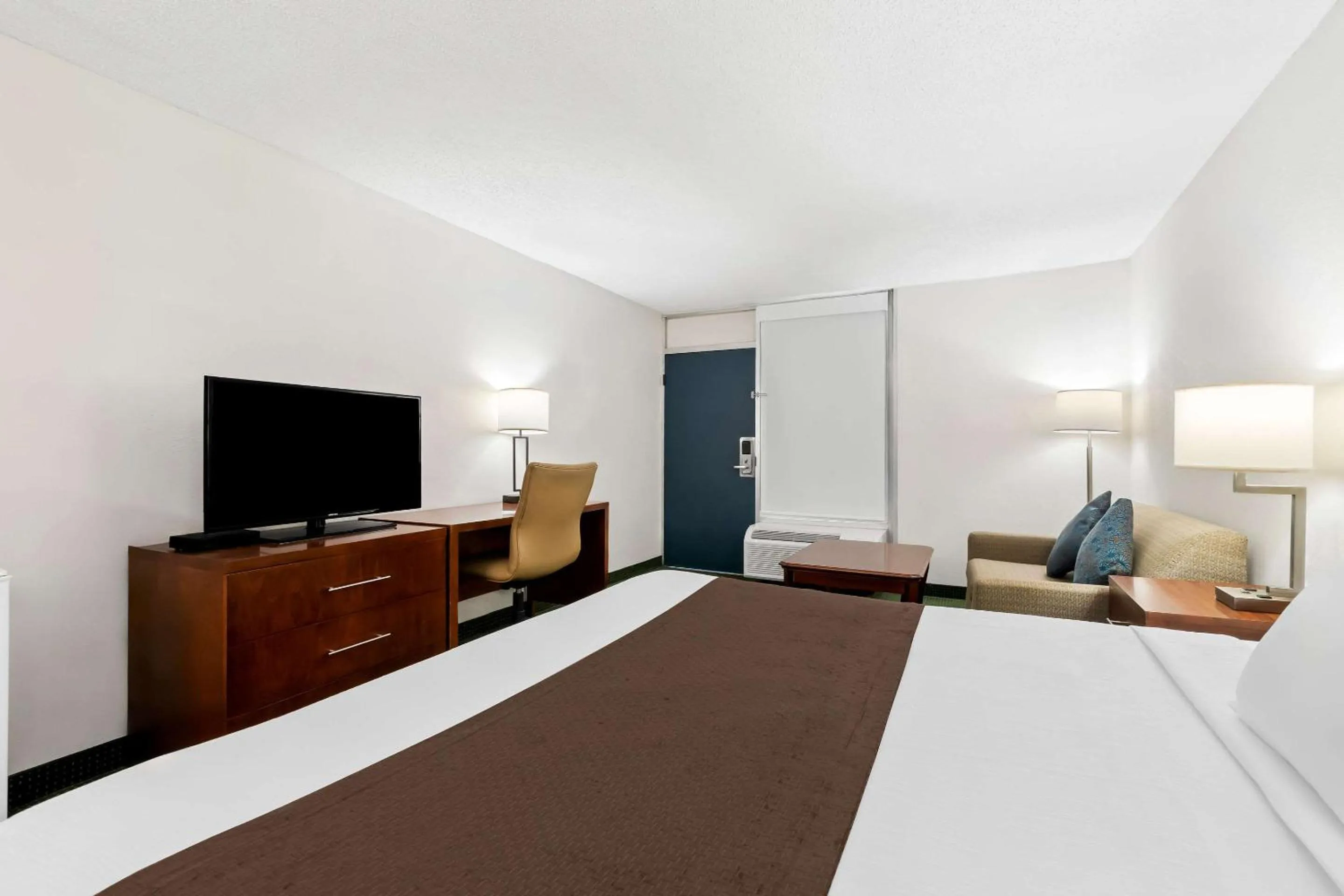 Bedroom, Bed in Rodeway Inn Dalton South