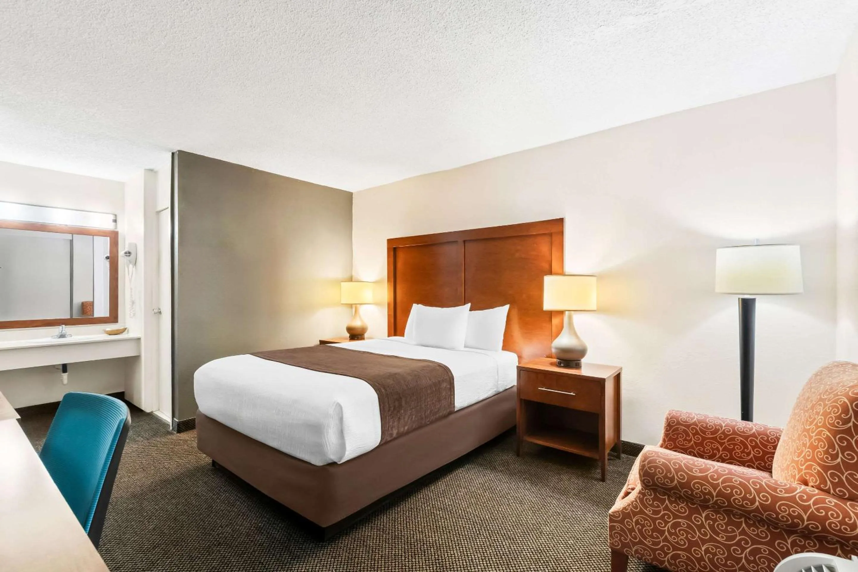 Bedroom, Bed in Rodeway Inn Dalton South