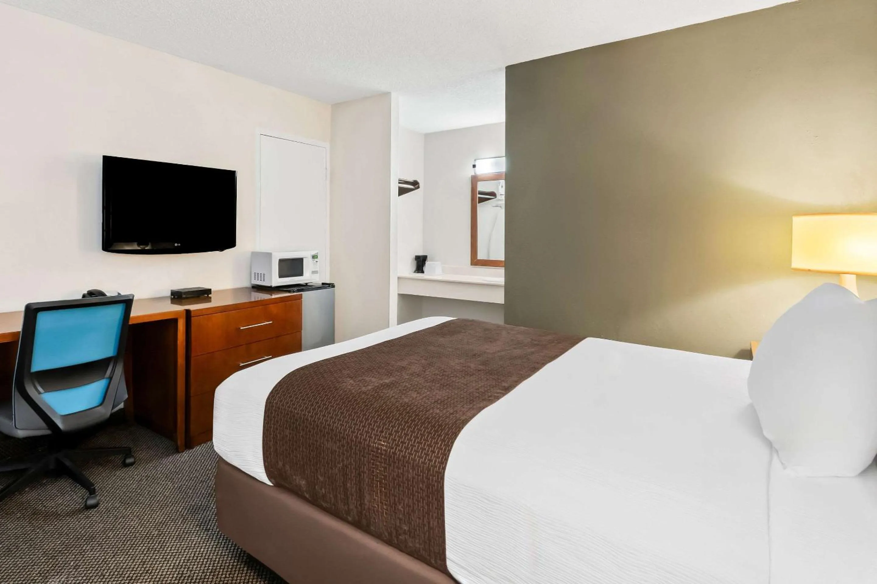 Bedroom, Bed in Rodeway Inn Dalton South