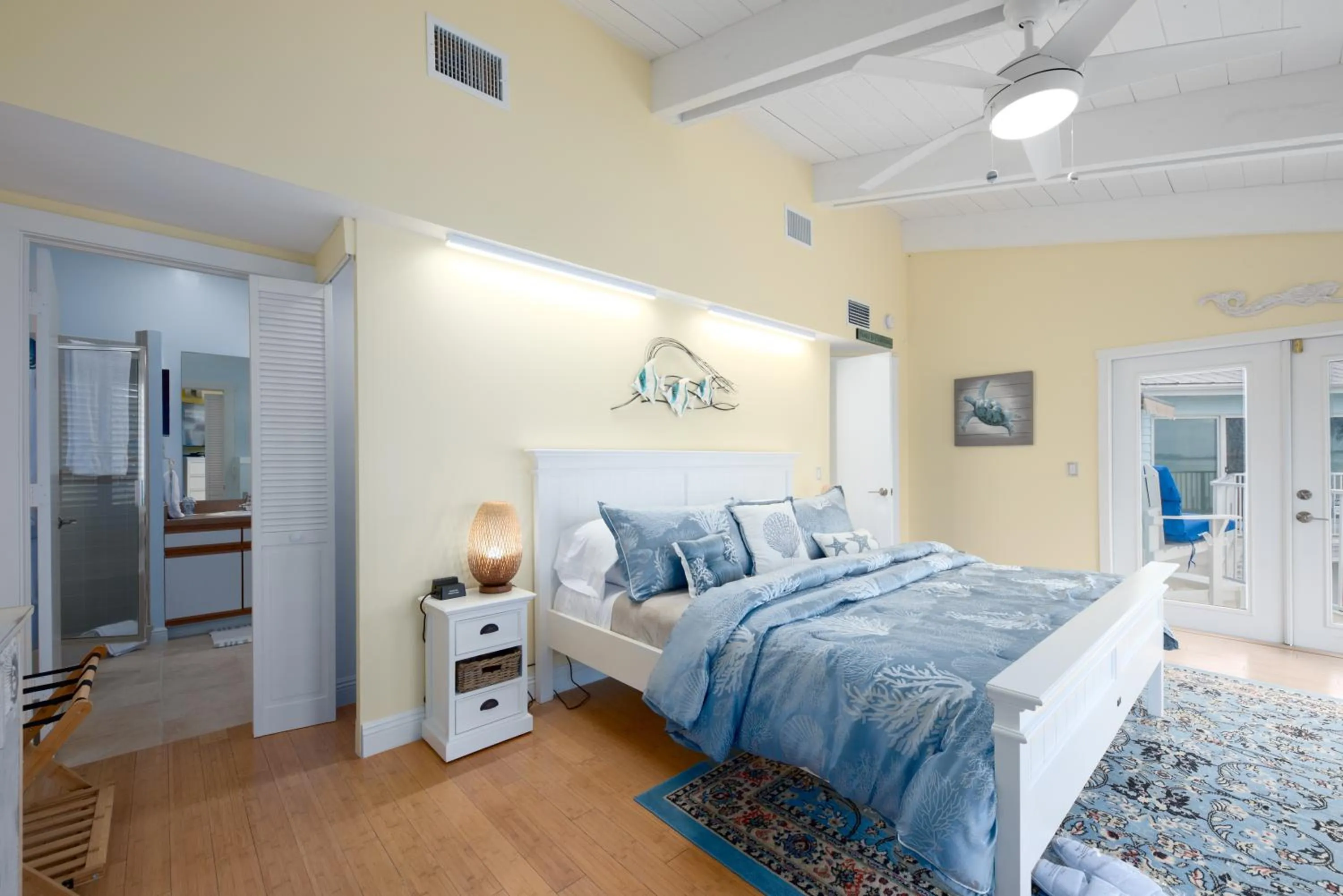 Bathroom, Bed in Aquarius North