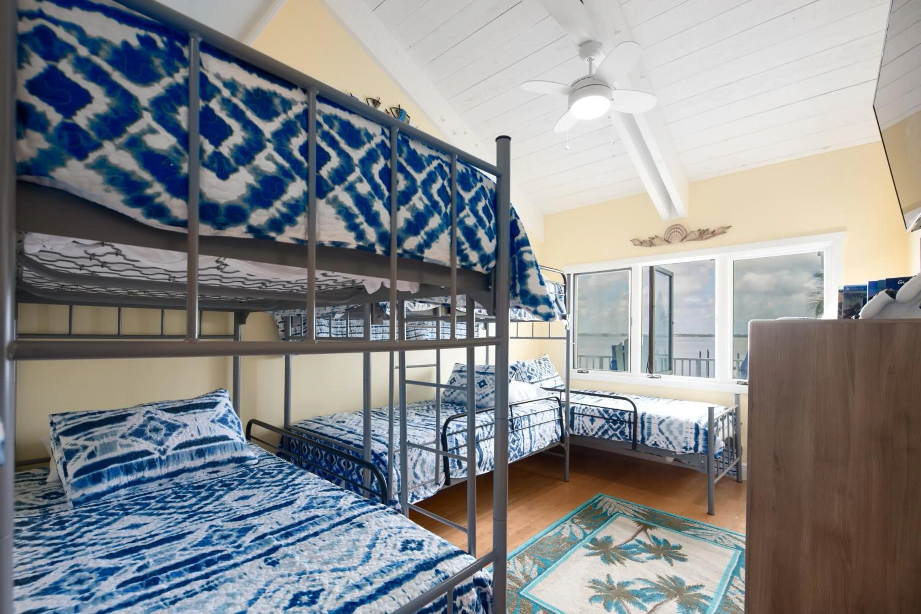 Bedroom, Bed in Aquarius North