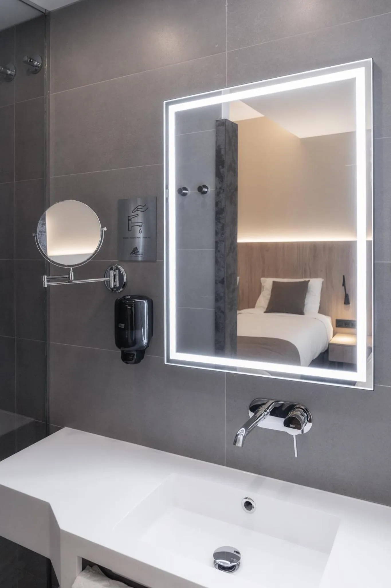 Bathroom, Bed in Hotel Montarto