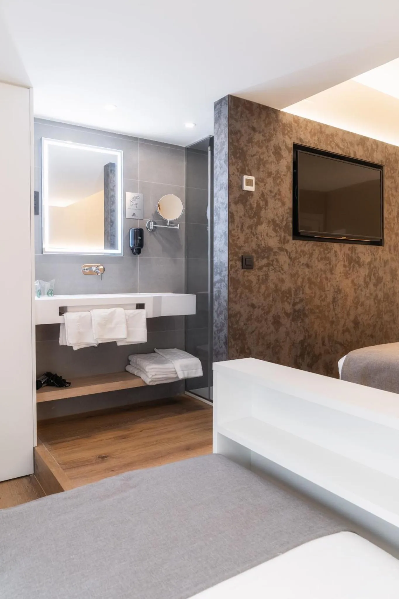Bathroom, Bed in Hotel Montarto