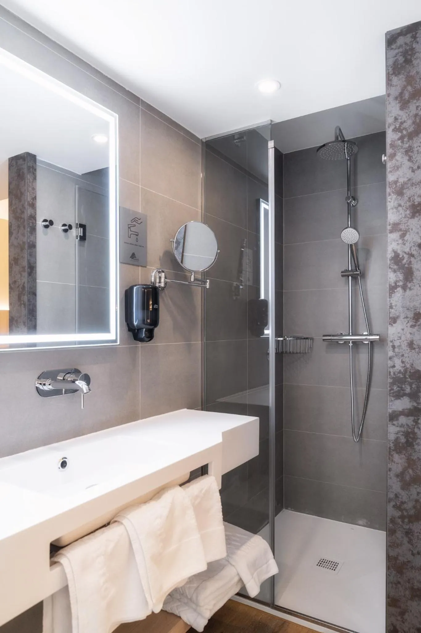 Shower in Hotel Montarto