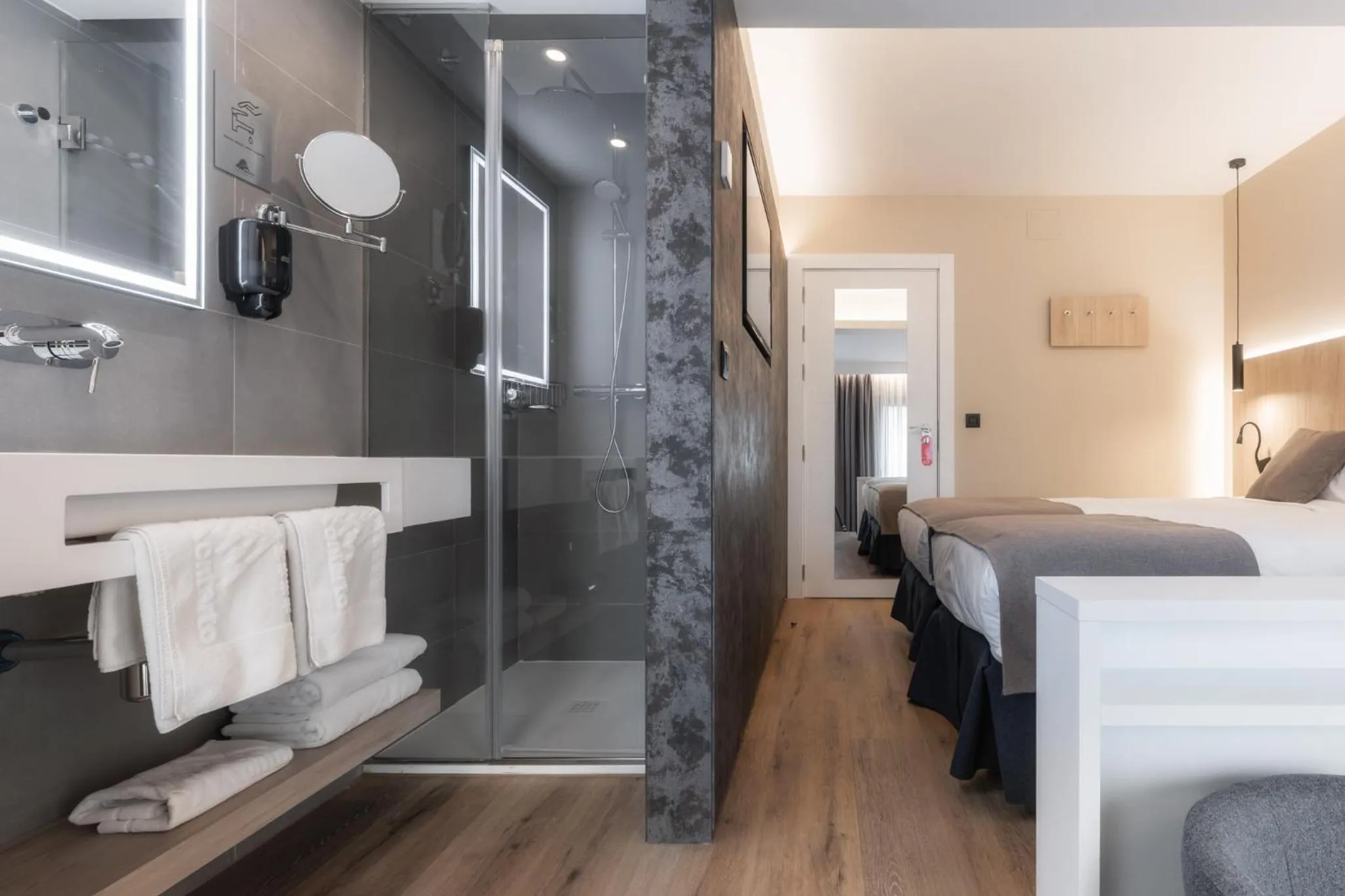 Bathroom, Bed in Hotel Montarto