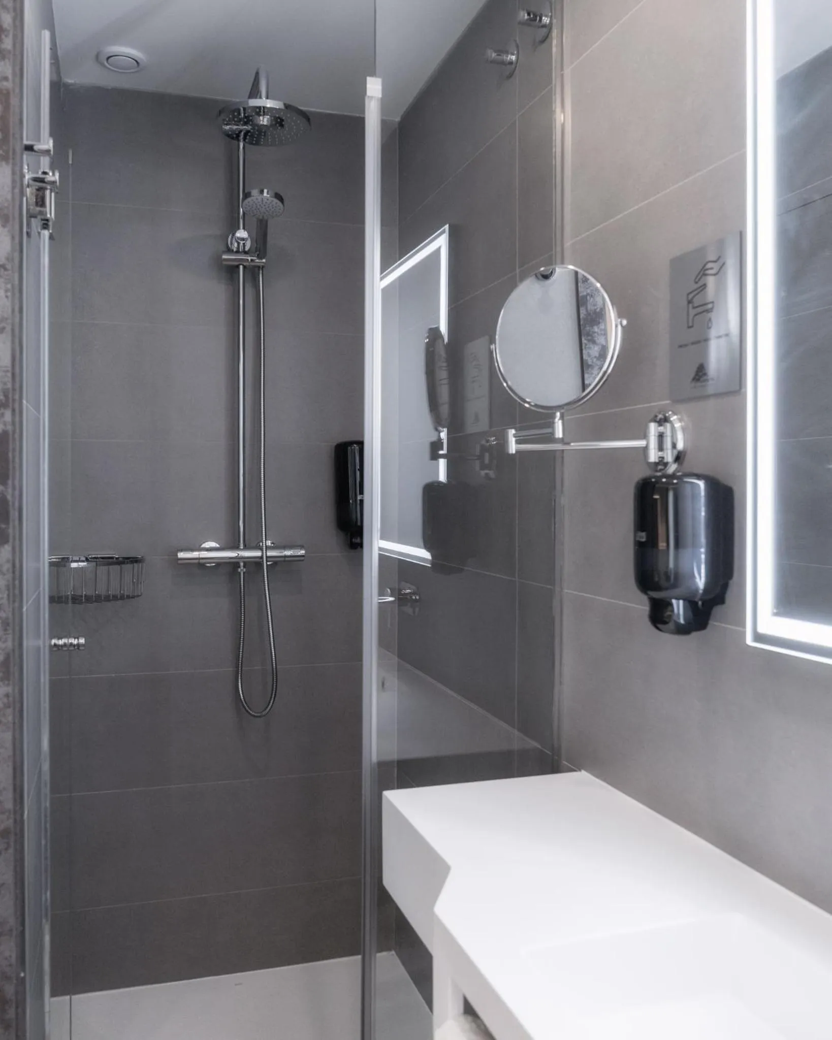 Shower in Hotel Montarto