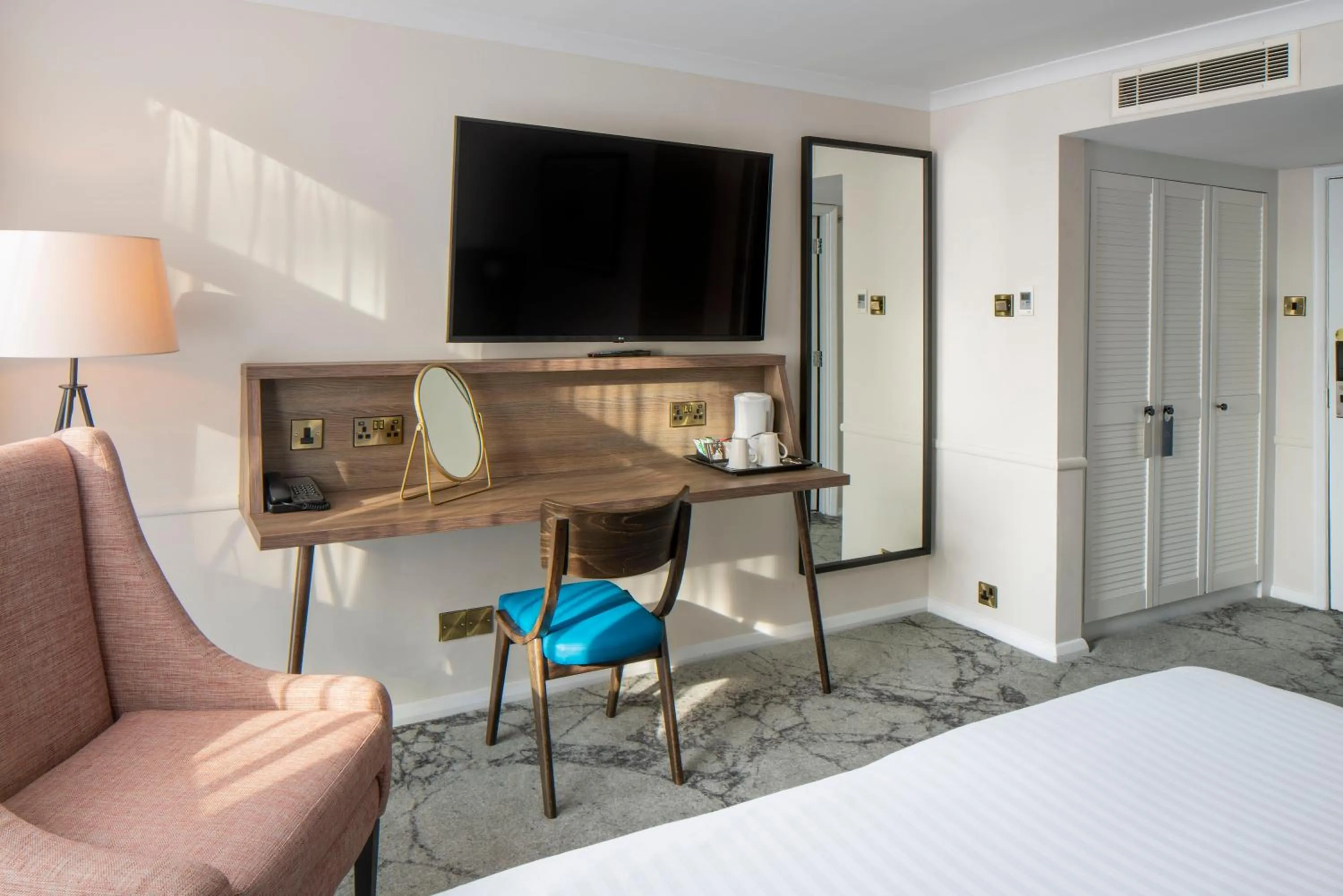 Coffee/tea facilities, Bed in London Croydon Aerodrome Hotel, BW Signature Collection