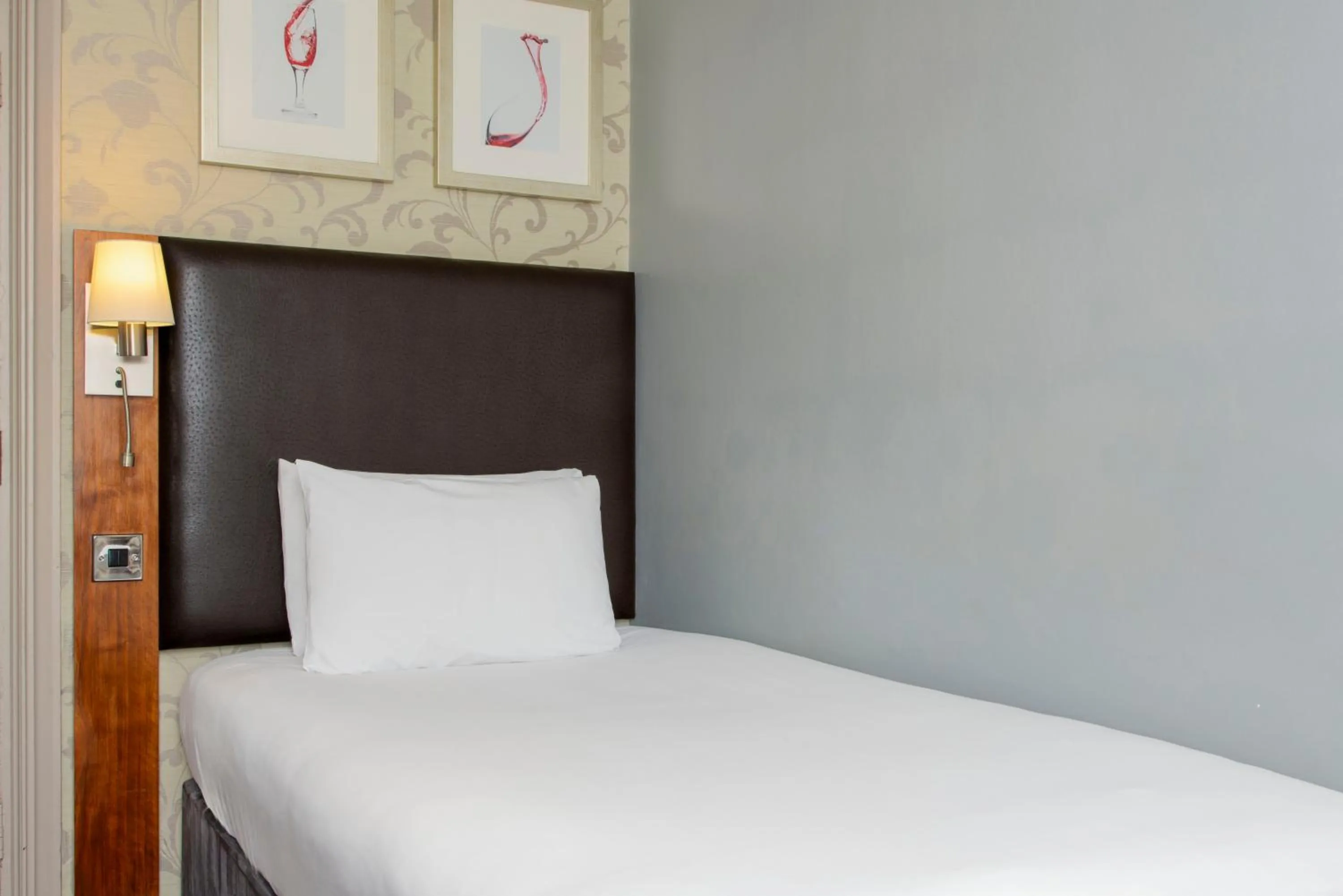 Bed in London Croydon Aerodrome Hotel, BW Signature Collection