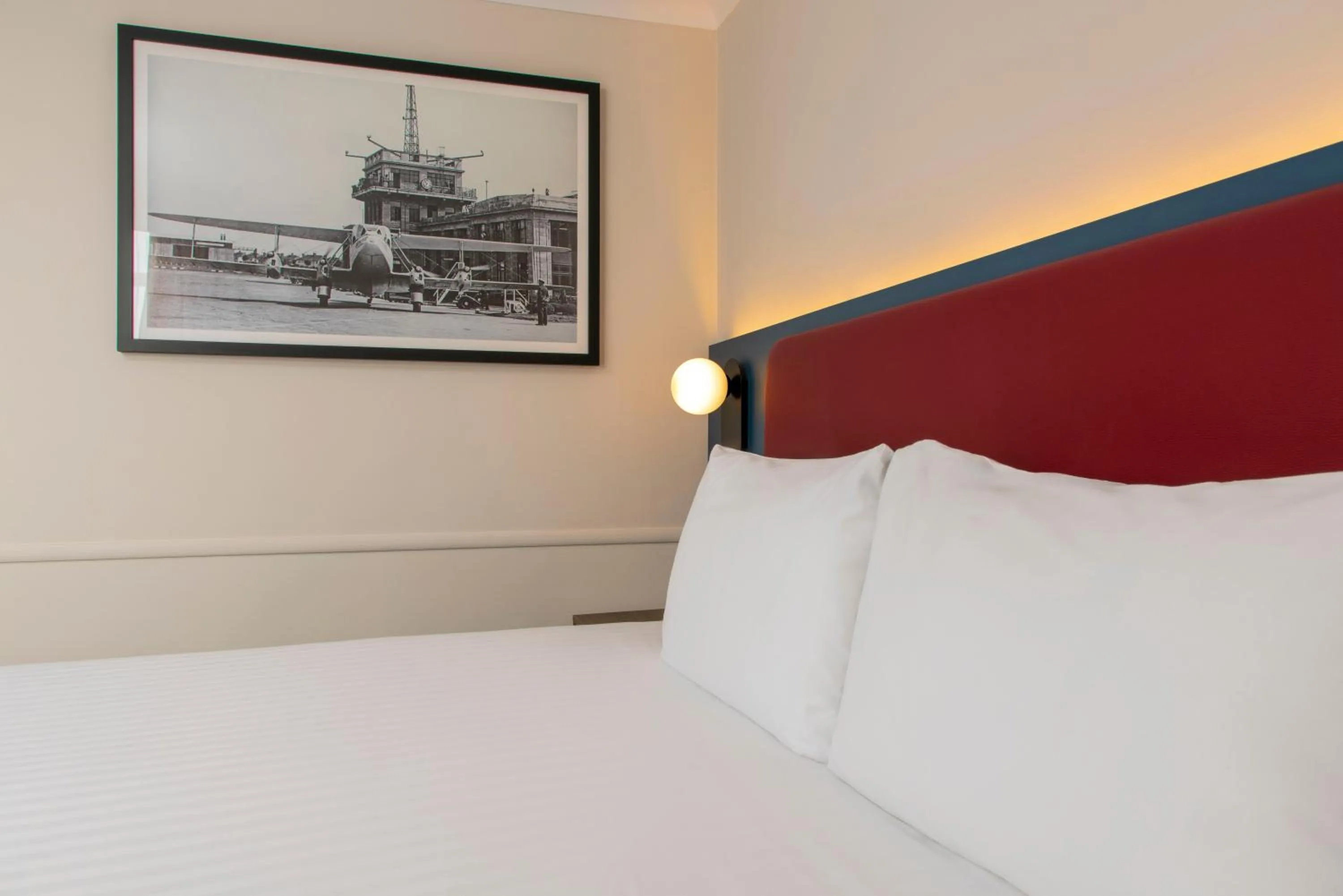Bed in London Croydon Aerodrome Hotel, BW Signature Collection