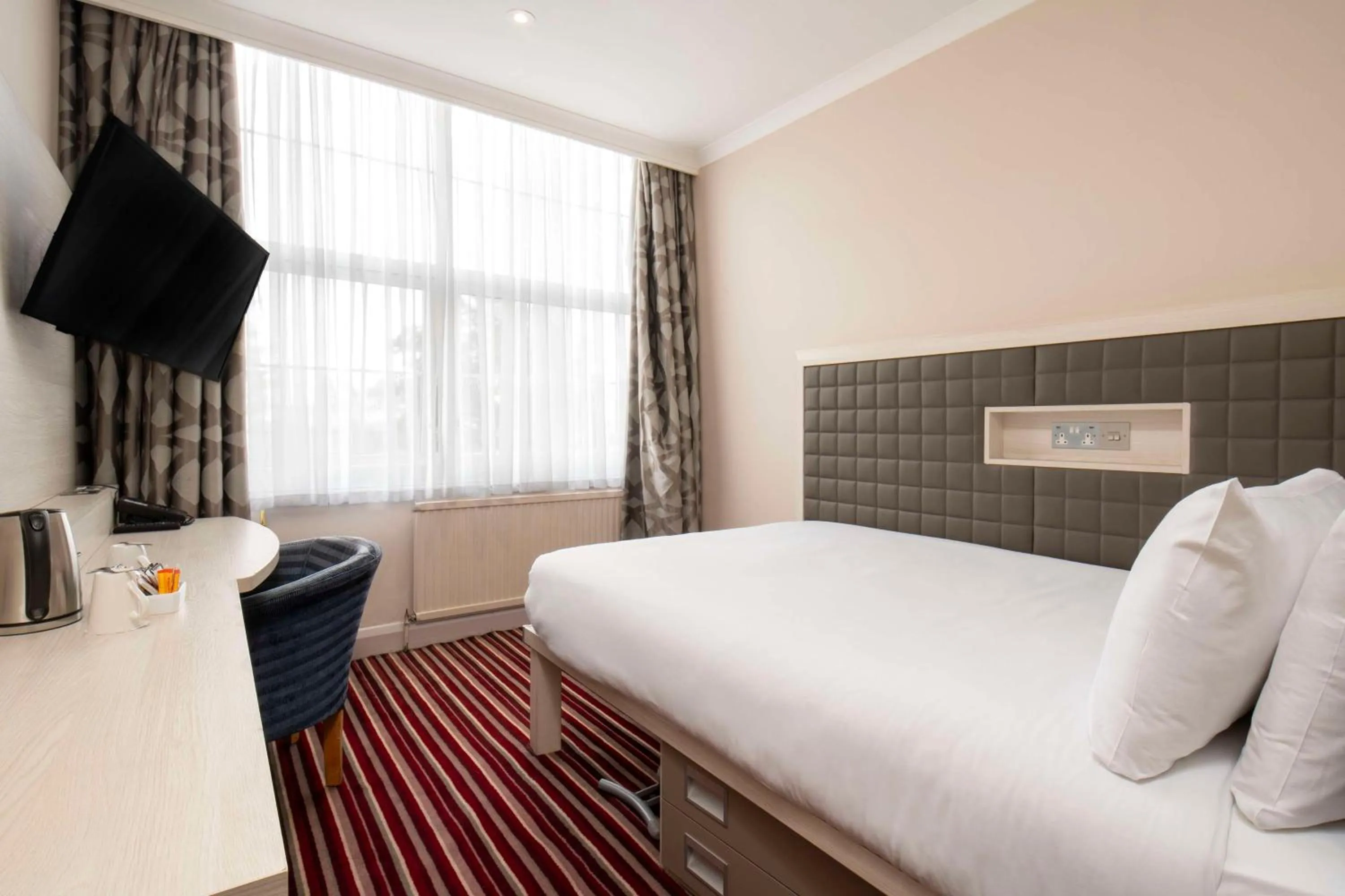 Bedroom, Bed in London Croydon Aerodrome Hotel, BW Signature Collection