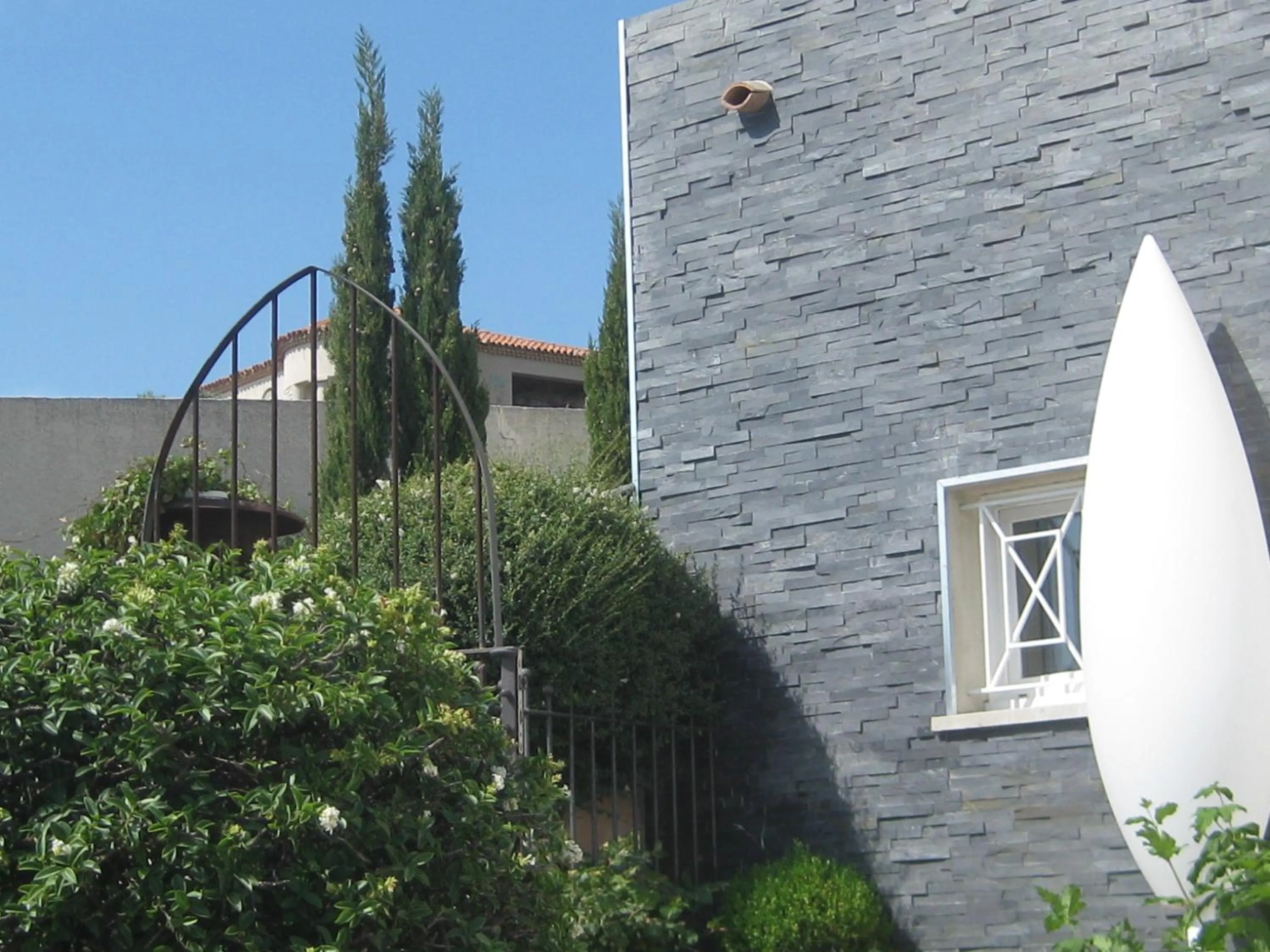 Property building in La Villa Blanche