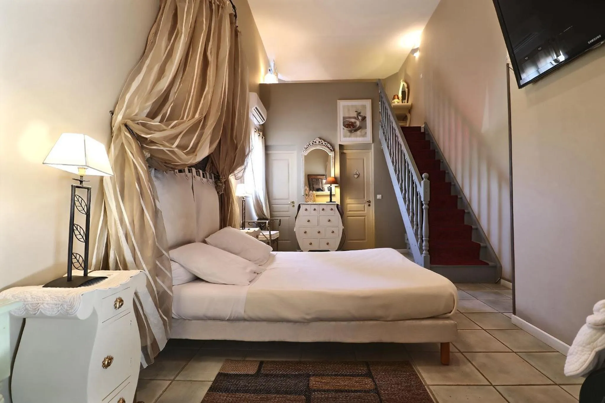 Photo of the whole room, Bed in La Villa Blanche