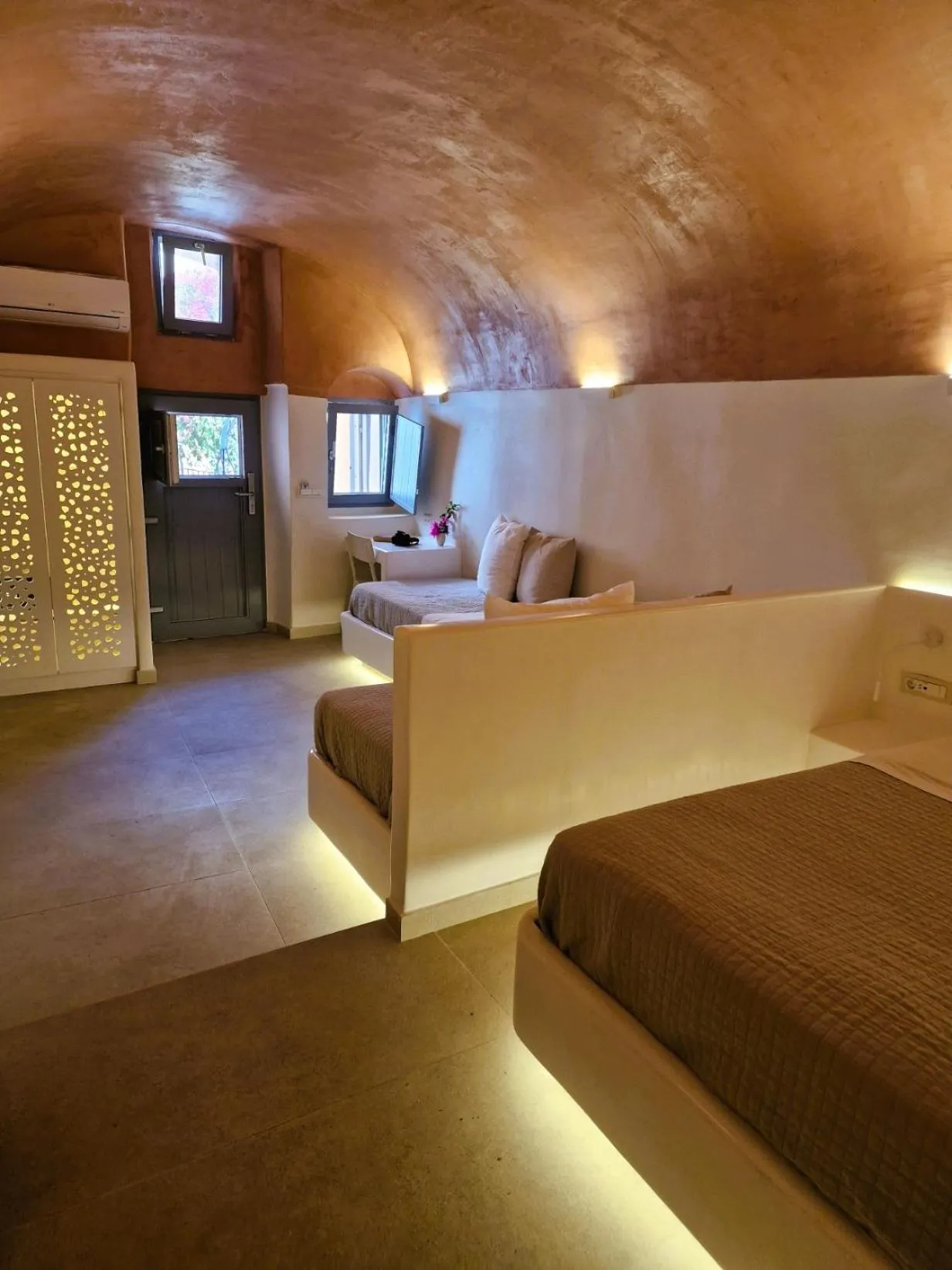 Property building in Kykladonisia Traditional Settlement