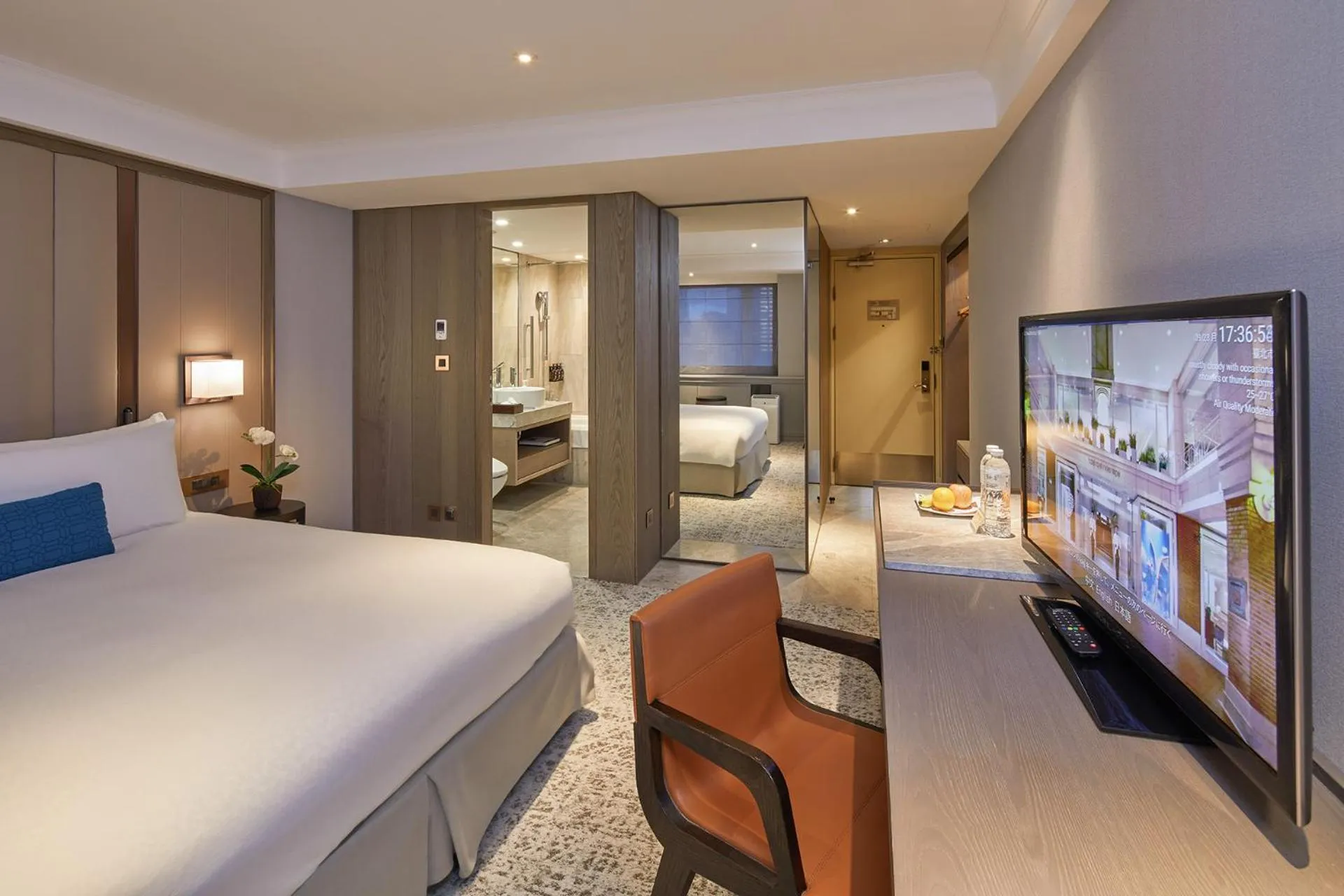 Photo of the whole room, Bed in Hotel Royal-Nikko Taipei